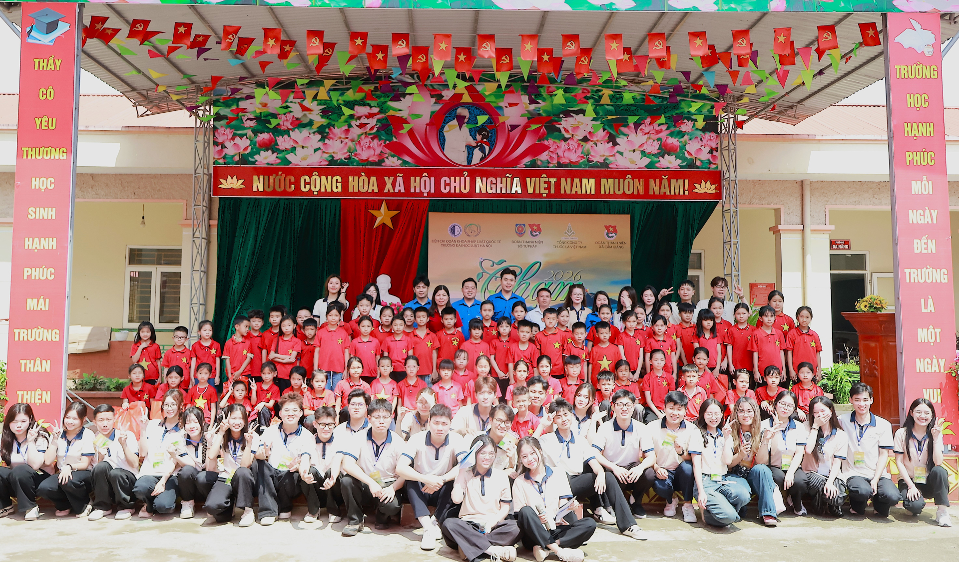 Ban tổ chức chương trình và các em học sinh chụp ảnh kỷ niệm.