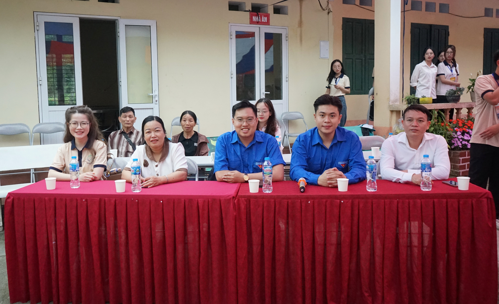 Các đại biểu tham dự chương trình.