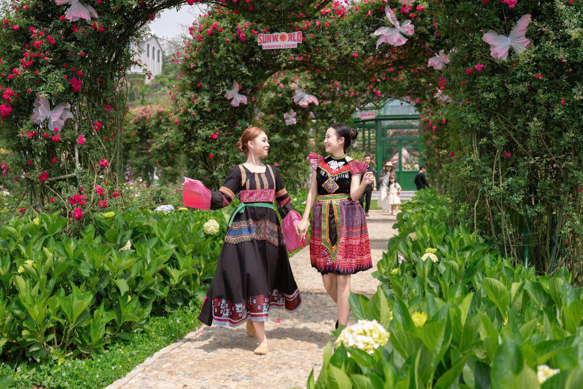 Lễ hội hoa hồng Sa Pa 2026 khai màn, hàng vạn du khách check-in bên triệu đoá hồng, vui bất tận từ sáng tới đêm