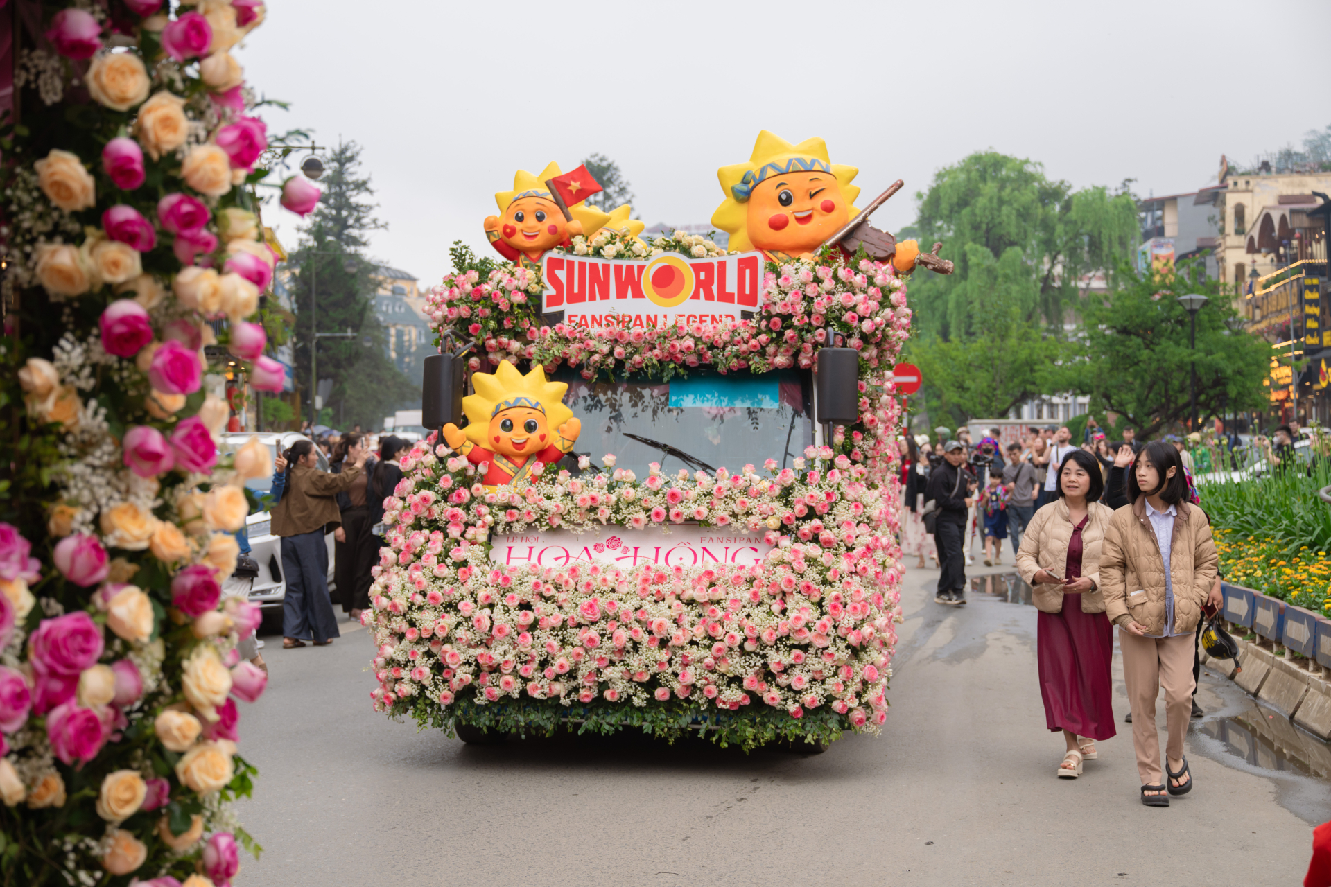 Lễ hội hoa hồng Sa Pa 2026 khai màn, hàng vạn du khách check-in bên triệu đoá hồng, vui bất tận từ sáng tới đêm