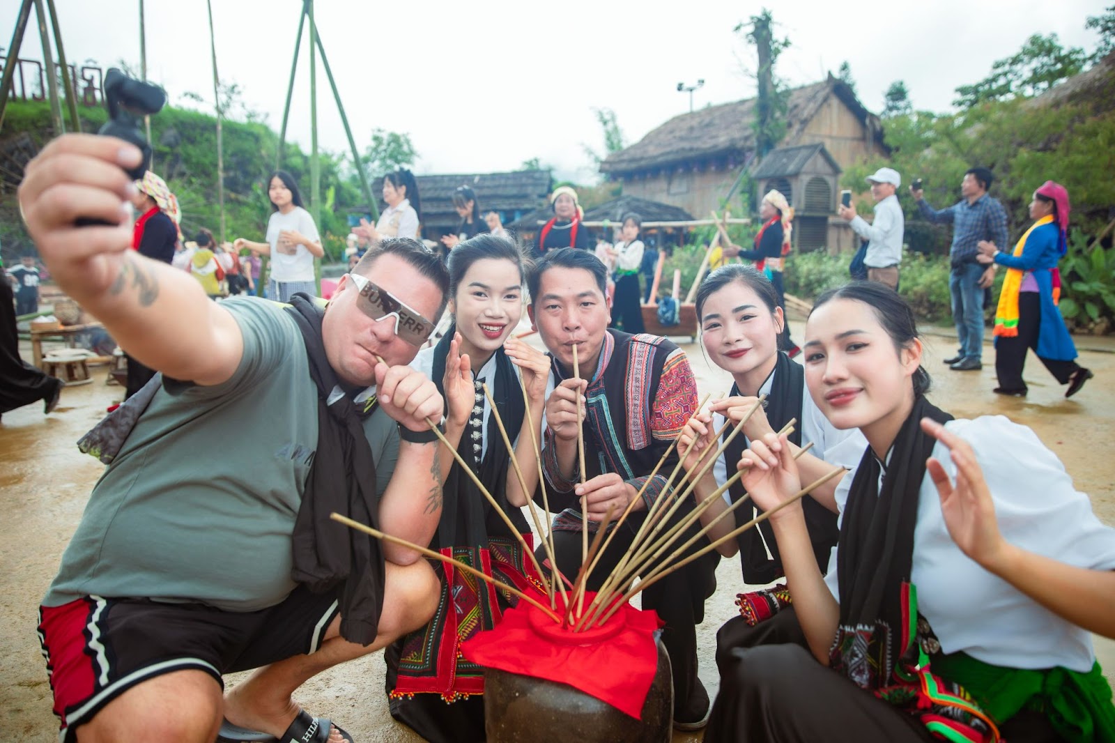 Lễ hội hoa hồng Sa Pa 2026 khai màn, hàng vạn du khách check-in bên triệu đoá hồng, vui bất tận từ sáng tới đêm