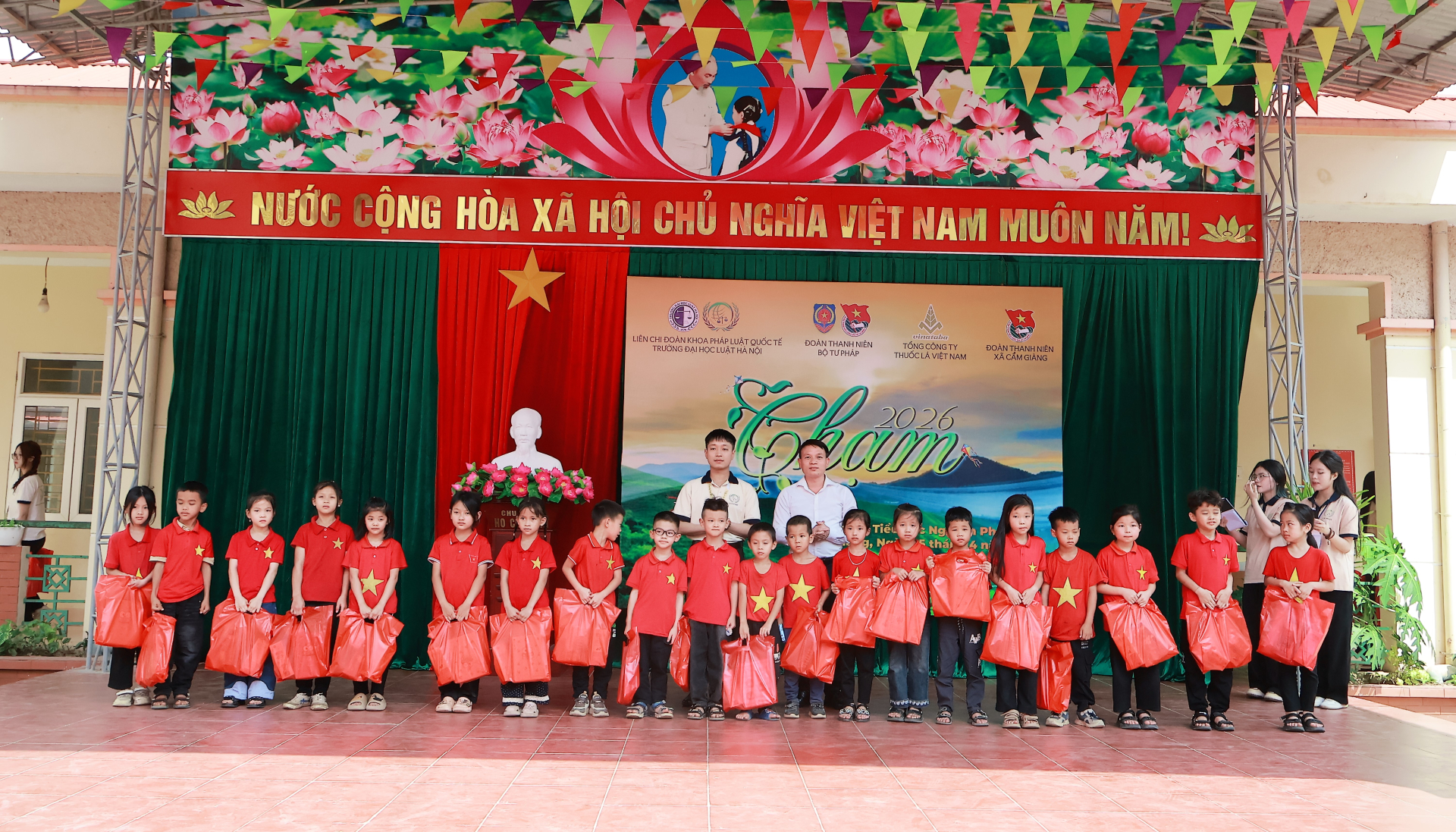 Chương trình đã trao tặng nhiều phần quà ý nghĩa, dành tặng cho các em học sinh có hoàn cảnh khó khăn.