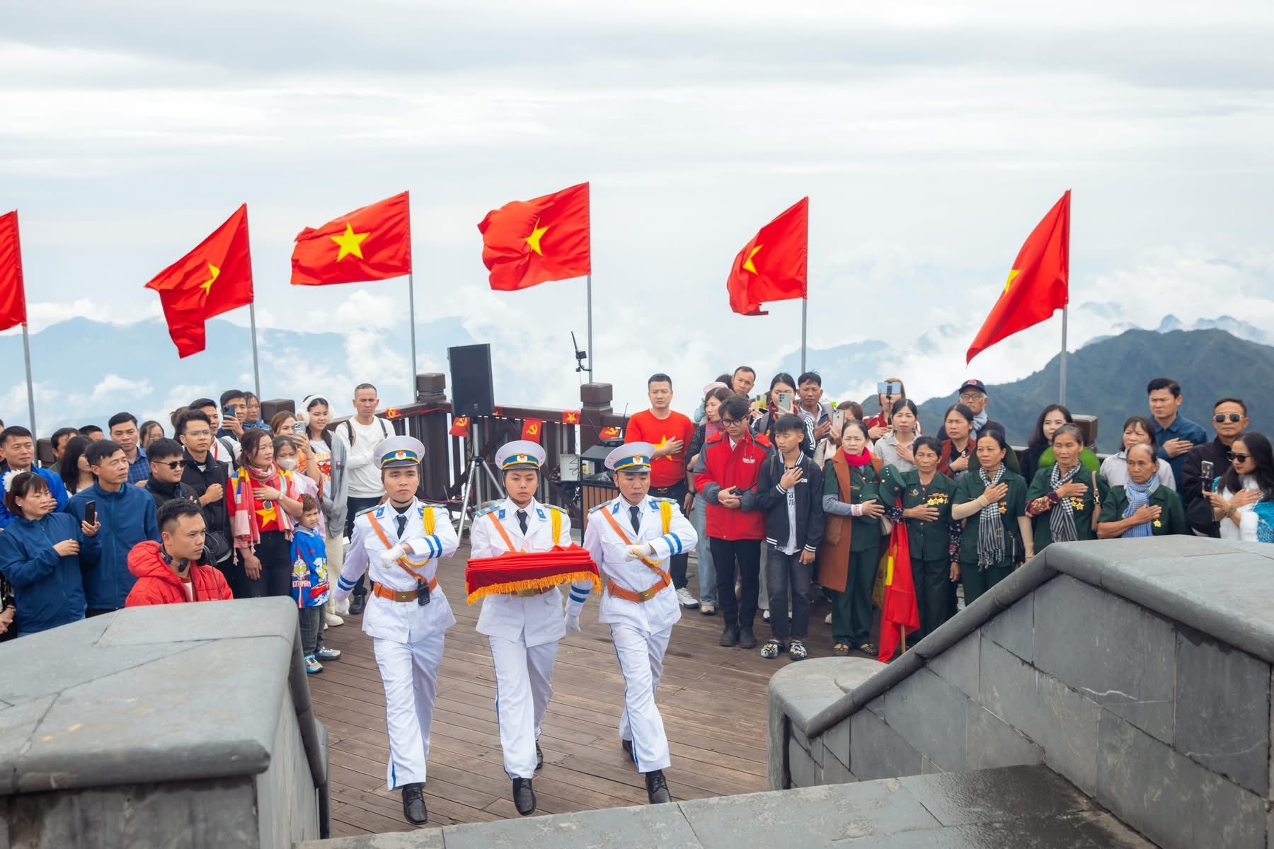 Lễ hội hoa hồng Sa Pa 2026 khai màn, hàng vạn du khách check-in bên triệu đoá hồng, vui bất tận từ sáng tới đêm