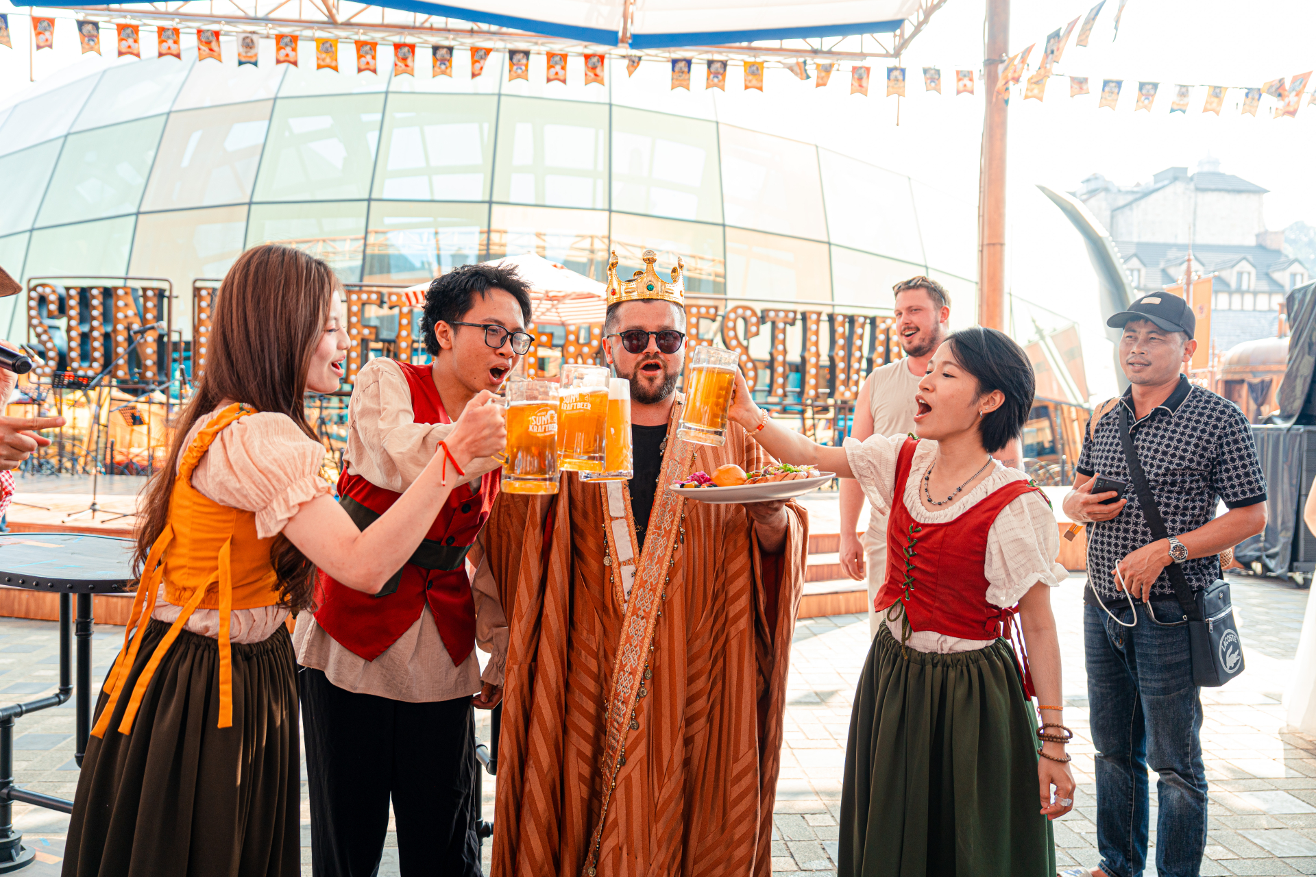 Cuộc vui với hàng loạt minigame vui nhộn và đầy kịch tính như “Truy tìm Vua Bia” hay màn so tài sức bền “Keg Holding” (nâng thùng bia) cũng thu hút sự tham gia của đông đảo du khách, đem lại những tiếng cười sảng khoái và phấn khích.