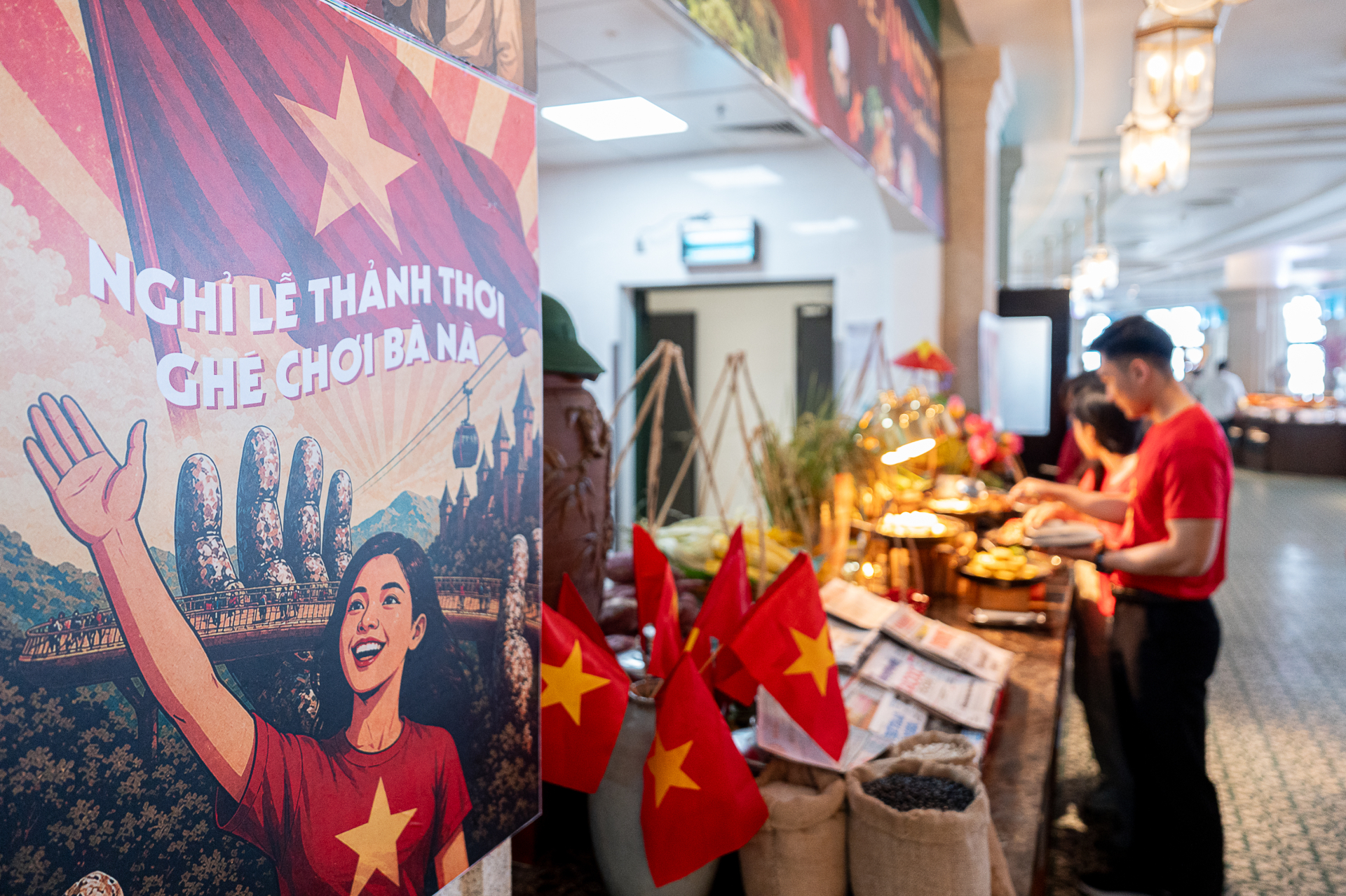 Dịp này, các nhà hàng tại Bà Nà đang trang hoàng vô cùng ấn tượng với cờ đỏ sao vàng cùng  set menu đặc biệt mang chủ đề 