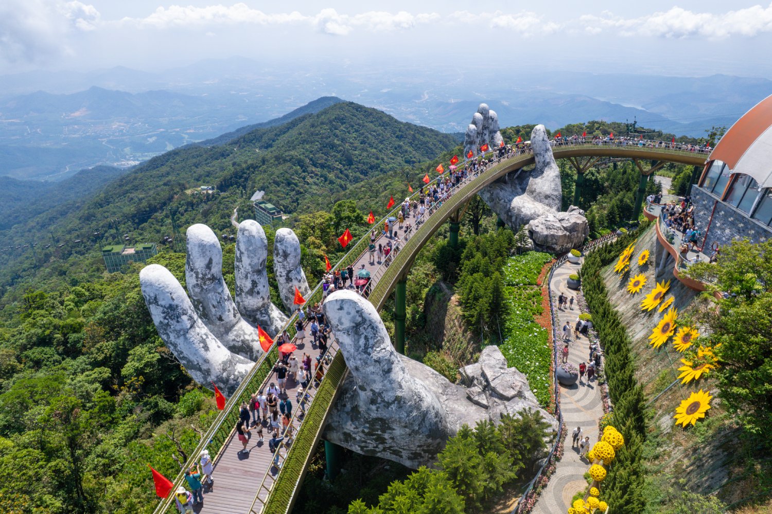 Tại Cầu Vàng, hàng trăm lá cờ Tổ quốc tung bay trong gió, hòa cùng dòng người tham quan tạo nên một bức tranh thị giác sống động và đầy cảm xúc.