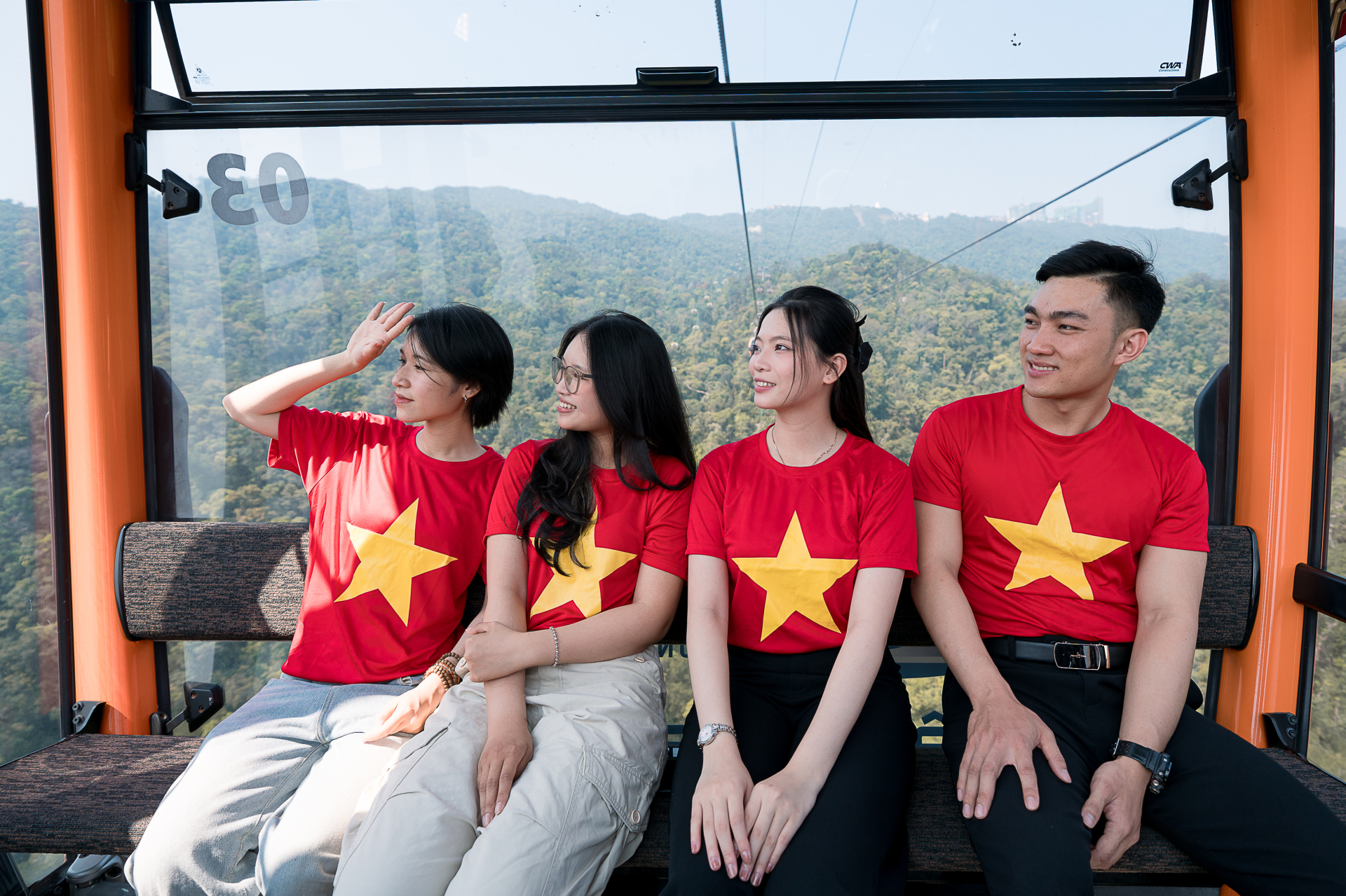 Dòng người đổ về khu du lịch từ sáng sớm, tạo nên không khí sôi nổi ngay tại ga cáp treo – điểm khởi đầu cho hành trình lên 