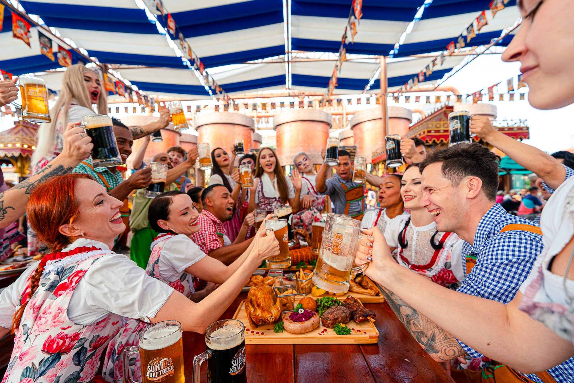 Bia và ẩm thực trở thành chất liệu cảm hứng, dẫn dắt mọi trải nghiệm – từ biểu diễn, trò chơi, mua sắm đến trò chơi tương tác đến mua sắm, tất cả tạo nên một không khí hội hè tưng bừng và tràn ngập niềm vui.