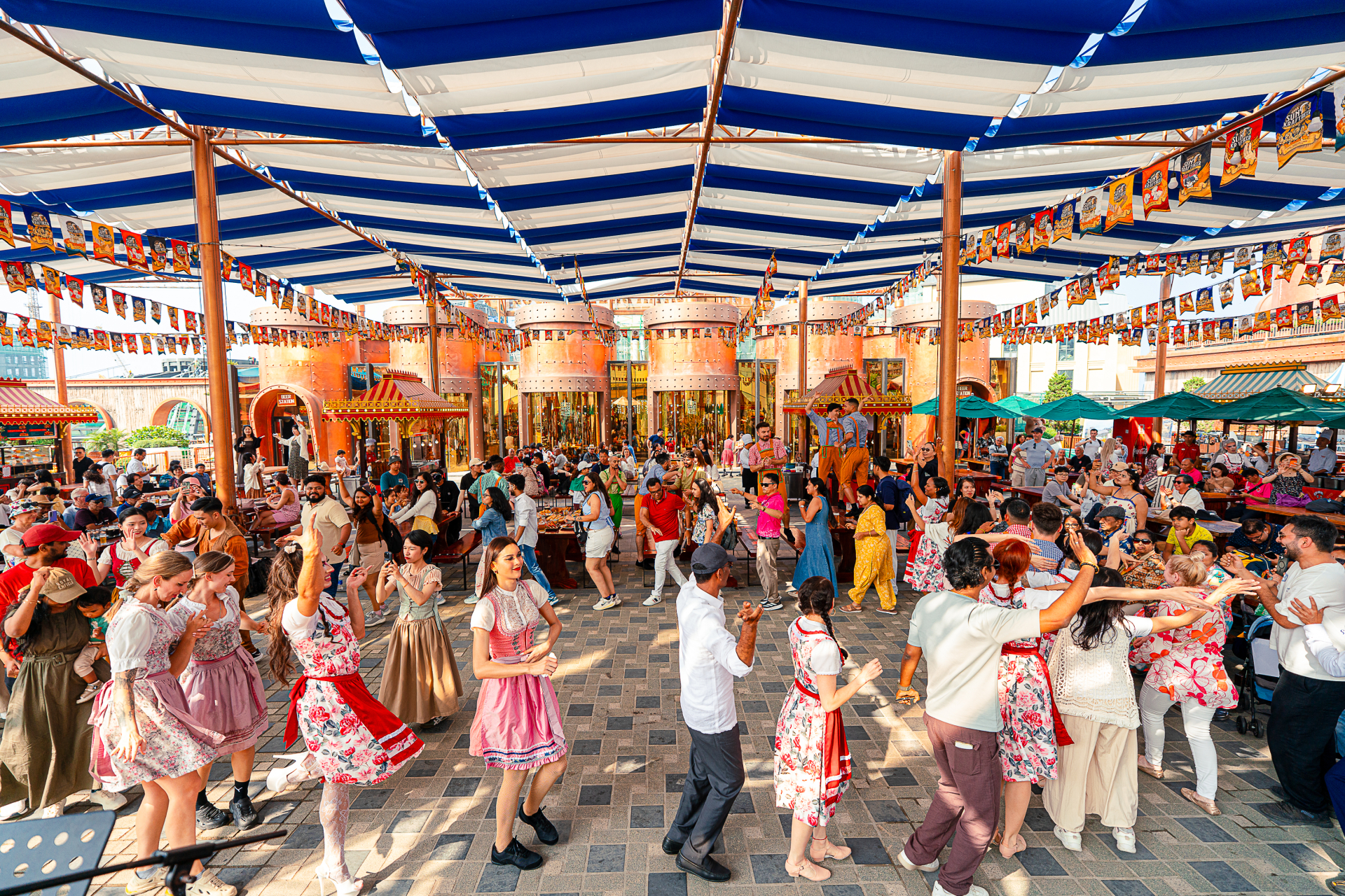 Điểm nhấn đặc biệt của mùa lễ năm nay tại Ba Na Hills chính là Lễ hội Mặt Trời 2026 – nơi ẩm thực, nghệ thuật và giải trí được kết nối thành một không gian trải nghiệm liền mạch, xuyên suốt từ sáng đến đêm. Những màn trình diễn đường phố ngẫu hứng như 