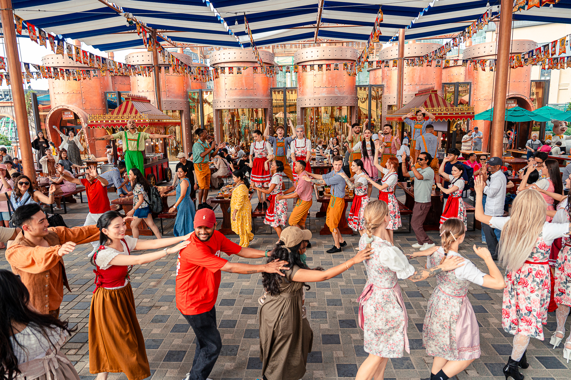 Tại các khu vực khác của khu du lịch, những minishow đường phố được trình diễn liên tục theo các khung giờ ở nhiều địa điểm khác nhau, mang đến những cảm xúc tươi vui, gắn kết không khoảng cách.