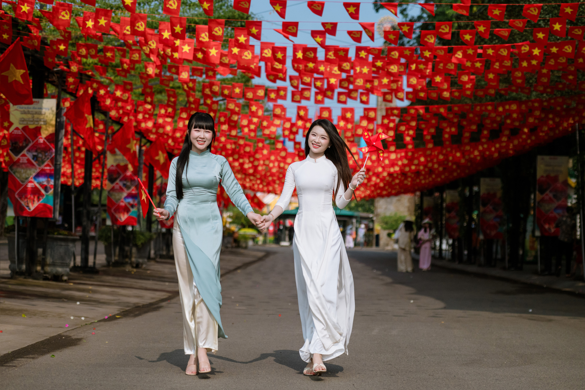 Núi Bà Đen tấp nập du khách đi chợ bằng lá và check-in đại lộ cờ hoa