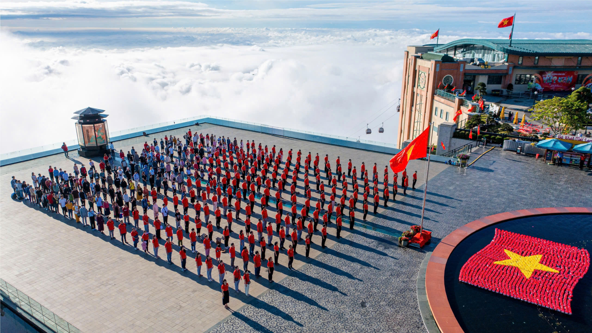 Núi Bà Đen tấp nập du khách đi chợ bằng lá và check-in đại lộ cờ hoa