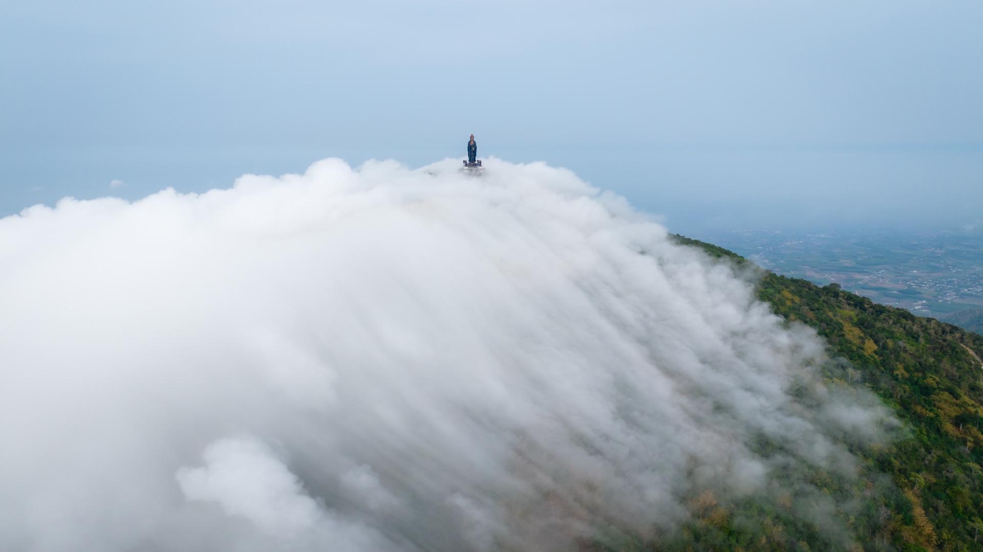 Núi Bà Đen tấp nập du khách đi chợ bằng lá và check-in đại lộ cờ hoa