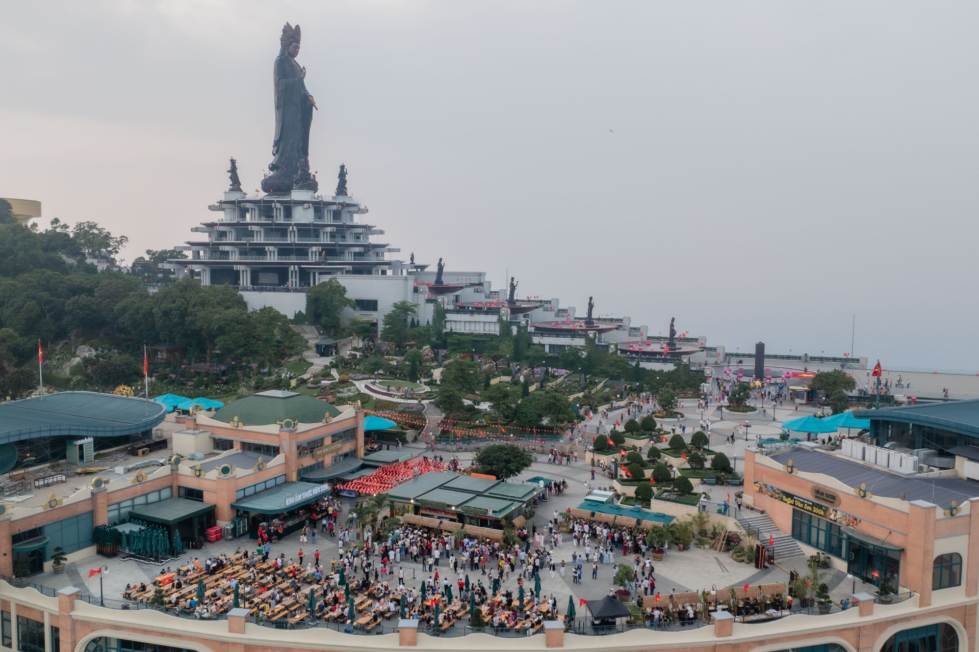 Núi Bà Đen tấp nập du khách đi chợ bằng lá và check-in đại lộ cờ hoa