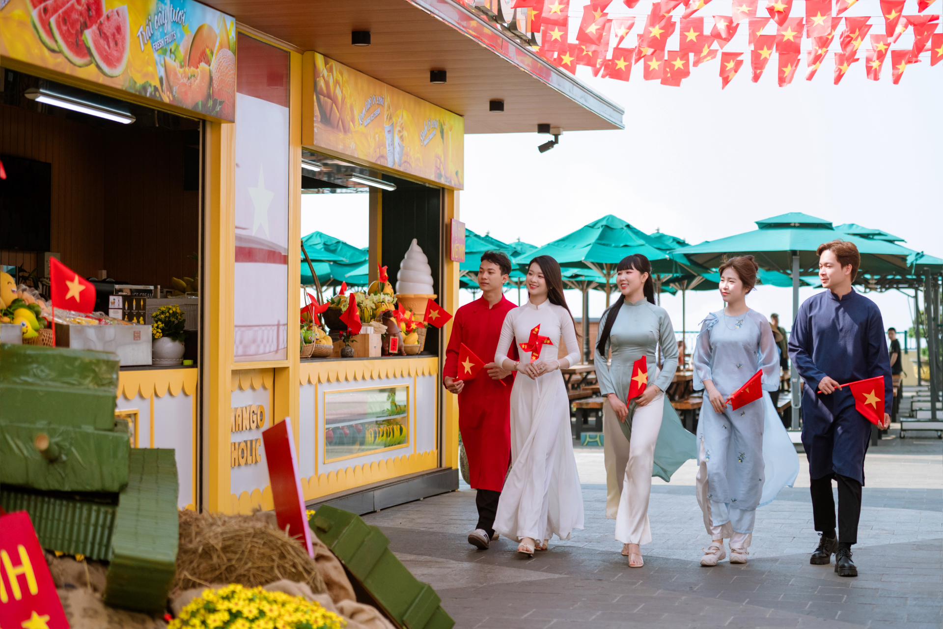 Núi Bà Đen tấp nập du khách đi chợ bằng lá và check-in đại lộ cờ hoa