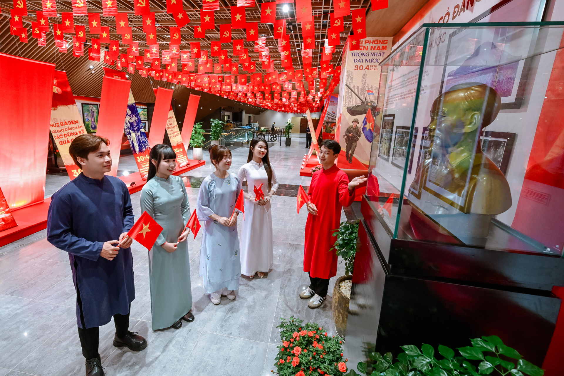 Núi Bà Đen tấp nập du khách đi chợ bằng lá và check-in đại lộ cờ hoa