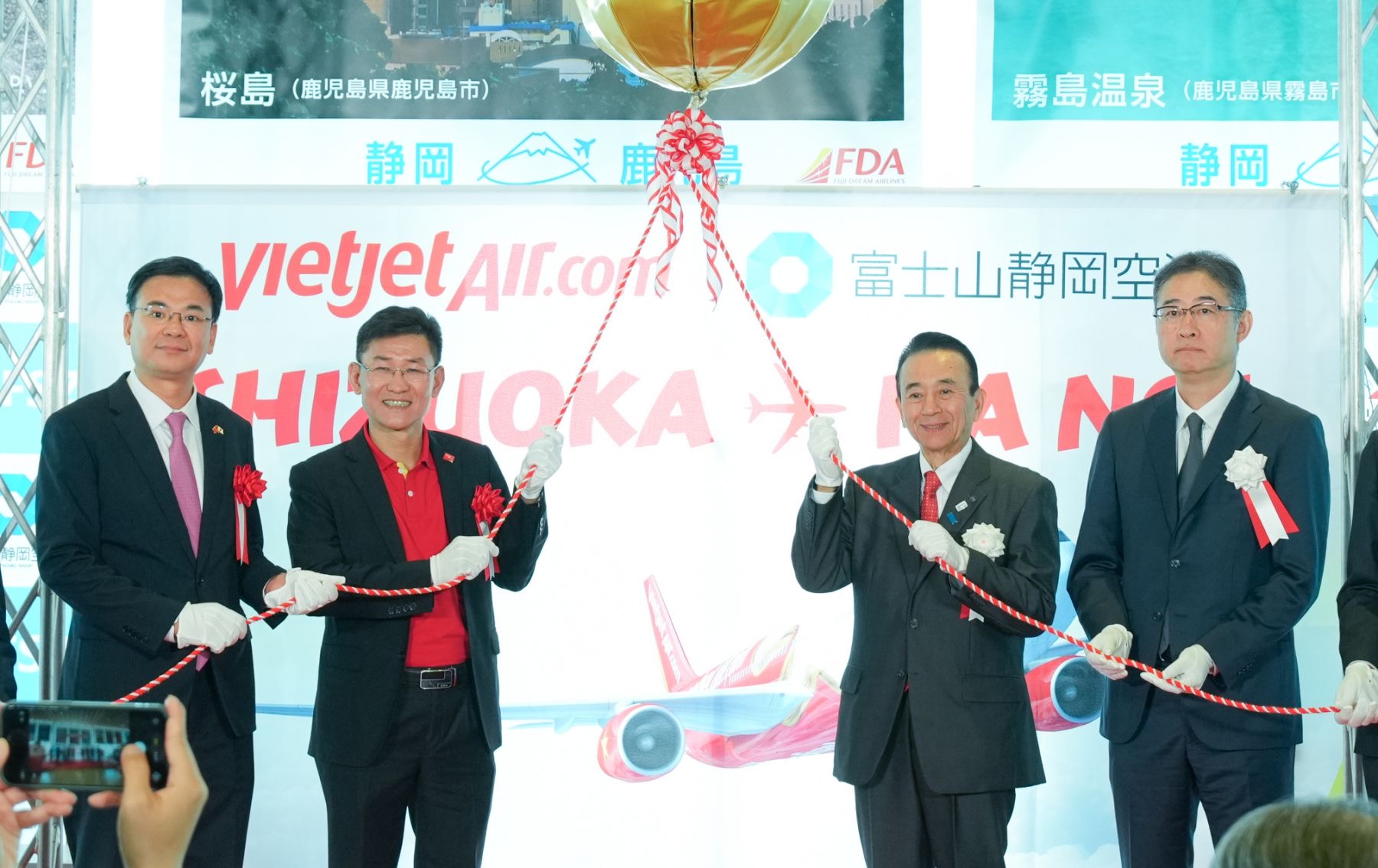 Đại sứ đặc quyền nước CHXHCN Việt Nam, lãnh đạo Vietjet và tỉnh Shizuoka Suzuki Yasutomo cắt băng khánh thành chuyến bay.