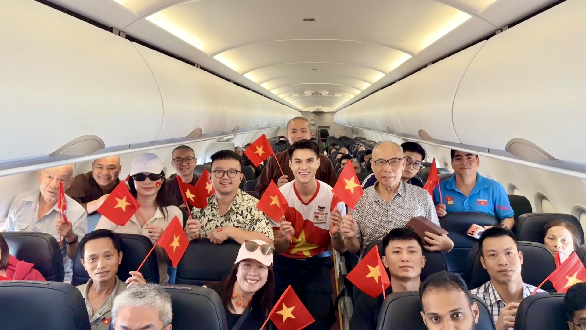 Sắc đỏ Vietjet lan tỏa niềm tự hào Việt Nam trên độ cao 10.000m
