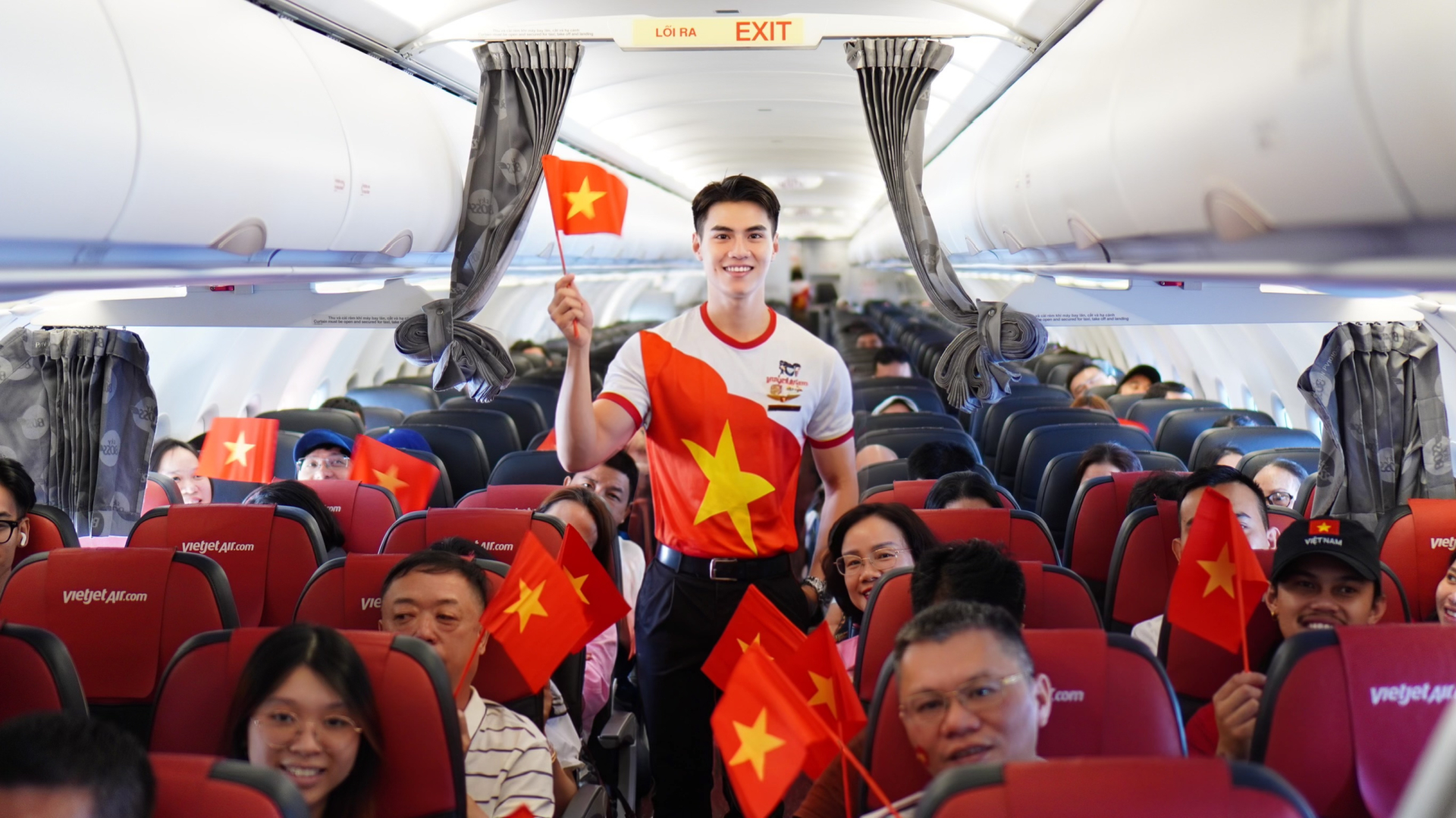 Sắc đỏ Vietjet lan tỏa niềm tự hào Việt Nam trên độ cao 10.000m