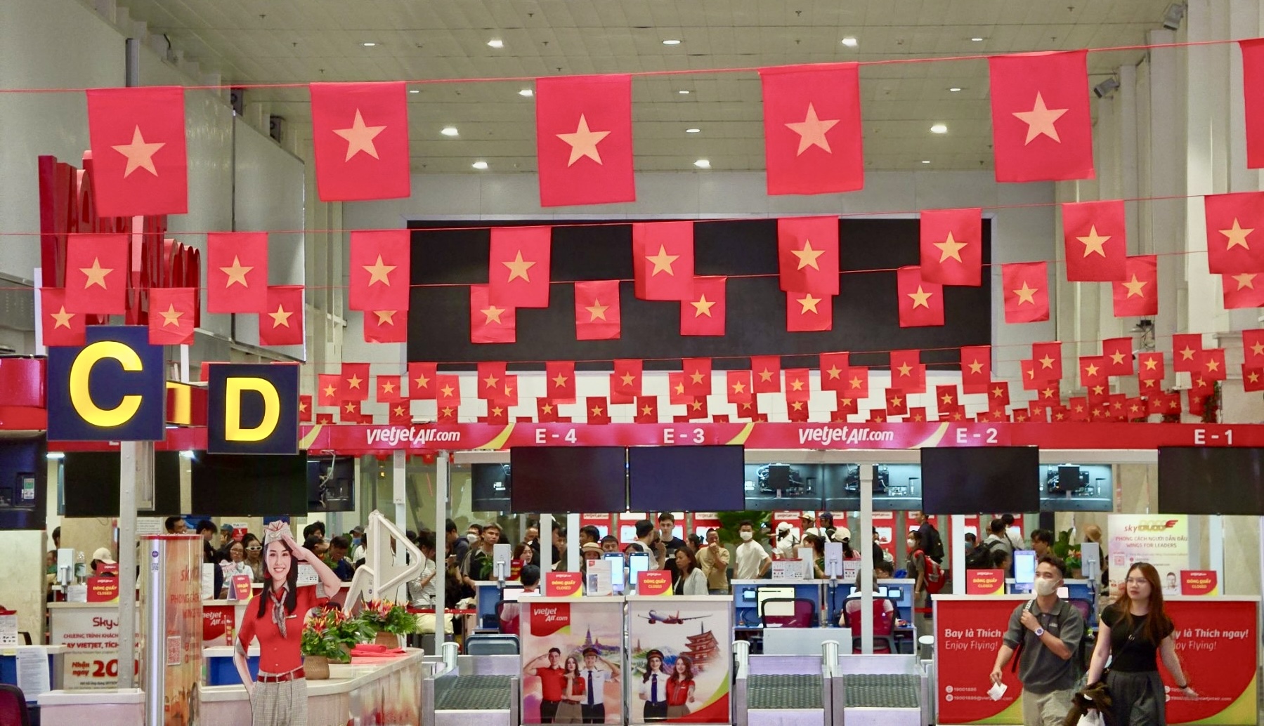 Sắc đỏ Vietjet lan tỏa niềm tự hào Việt Nam trên độ cao 10.000m