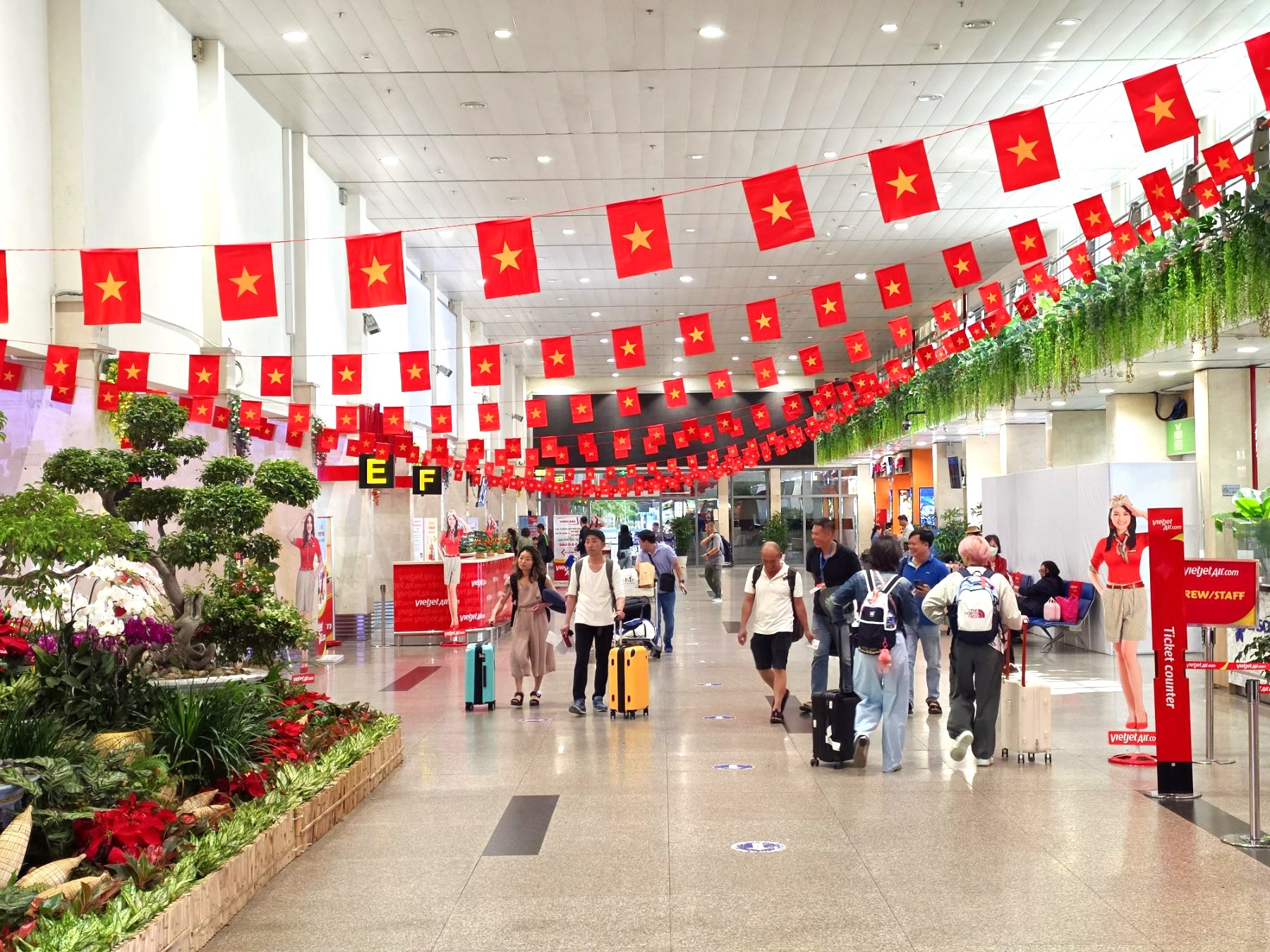 Không khí tự hào Việt Nam được nối dài tại các nhà ga, nơi sắc đỏ hiện diện trong từng góc nhỏ.