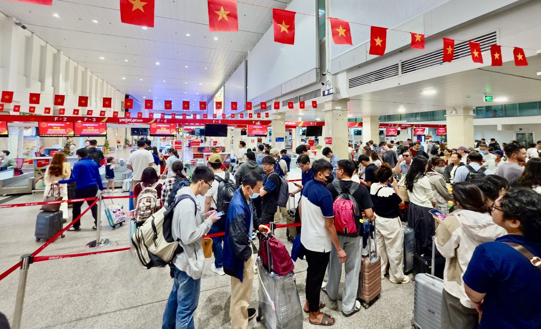 Sắc đỏ Vietjet lan tỏa niềm tự hào Việt Nam trên độ cao 10.000m