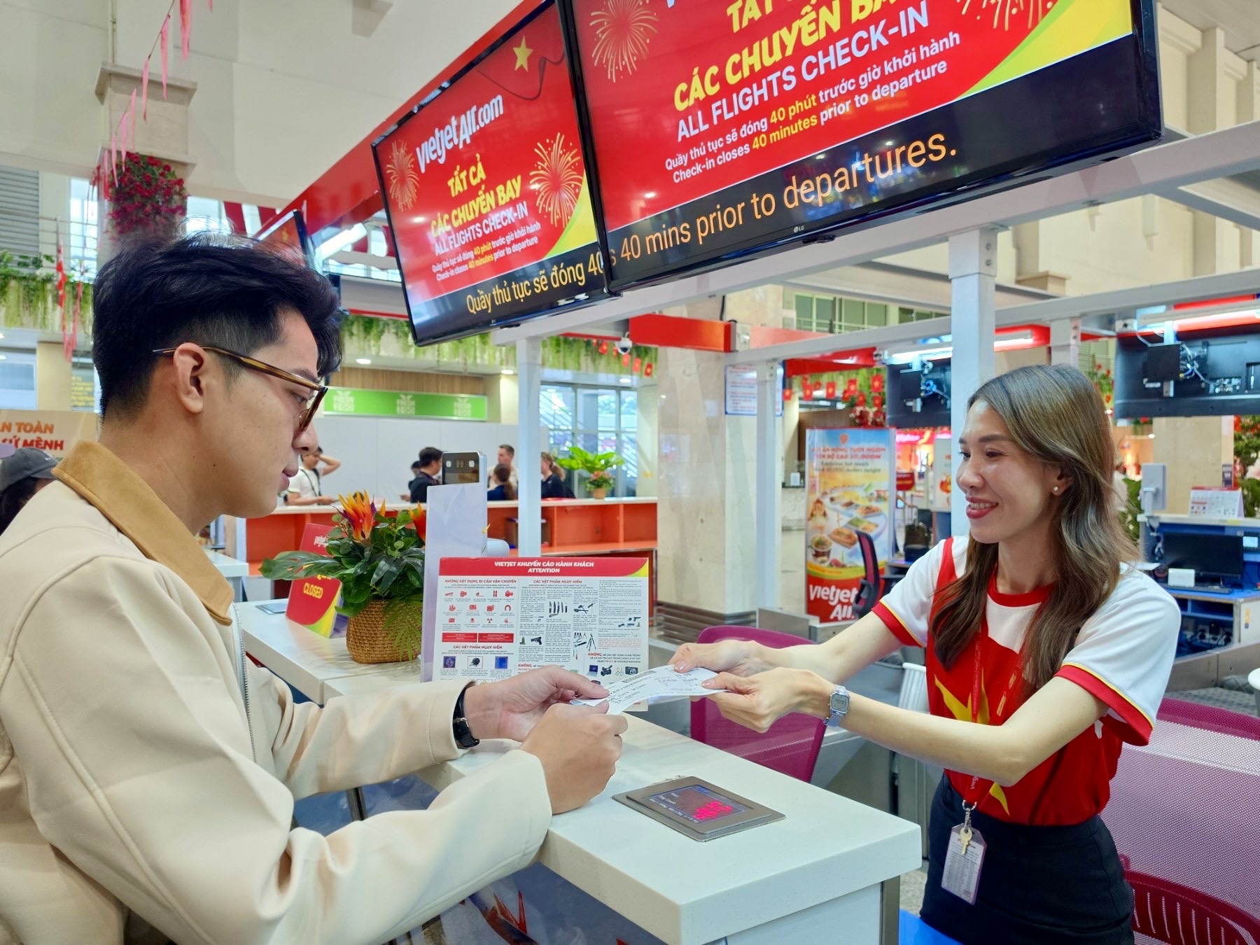 Sắc đỏ Vietjet lan tỏa niềm tự hào Việt Nam trên độ cao 10.000m