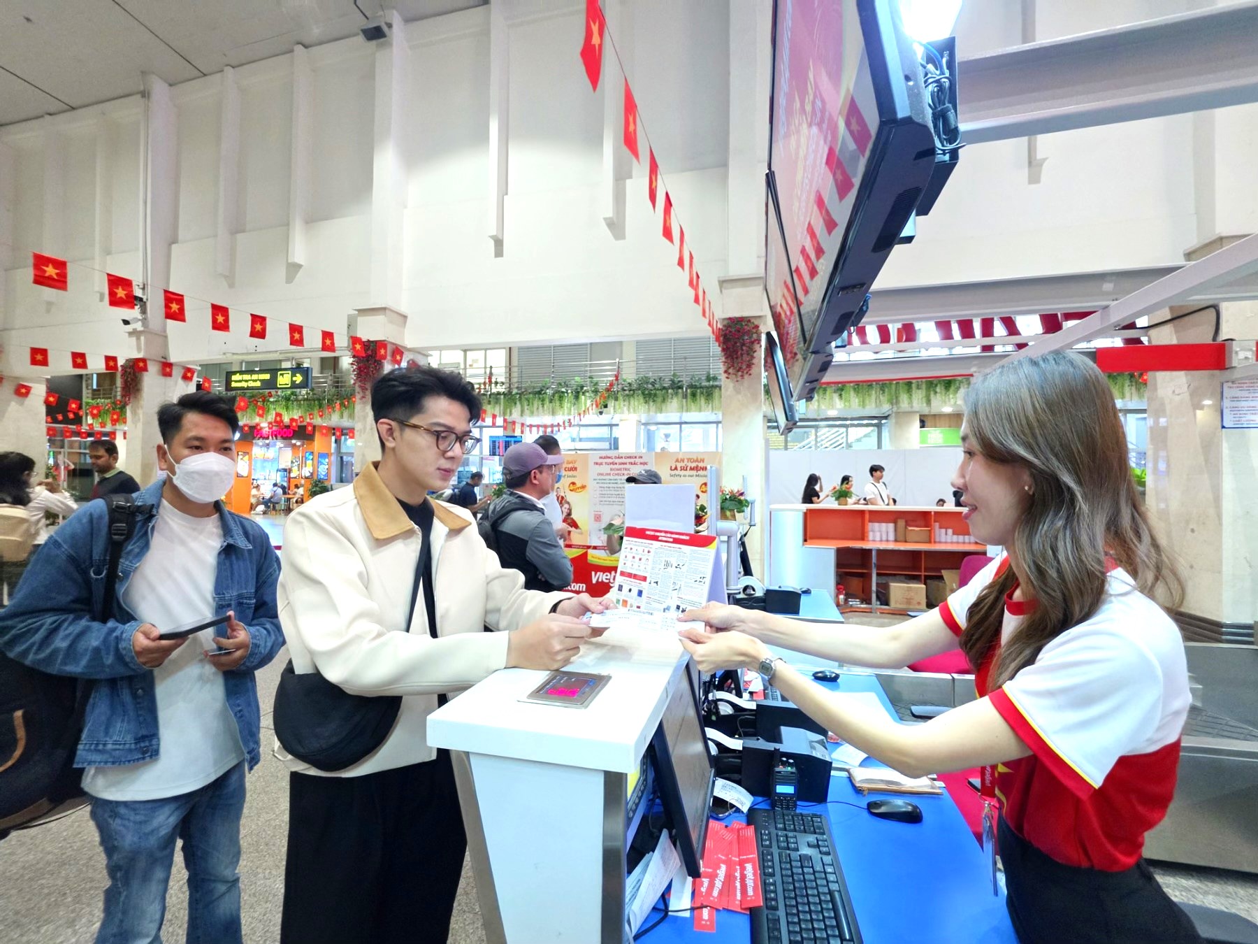 Nụ cười thân thiện, sự tận tâm trong từng cử chỉ không chỉ mang đến cảm giác gần gũi, mà còn góp phần lan tỏa vẻ đẹp con người Việt Nam đến bạn bè quốc tế.