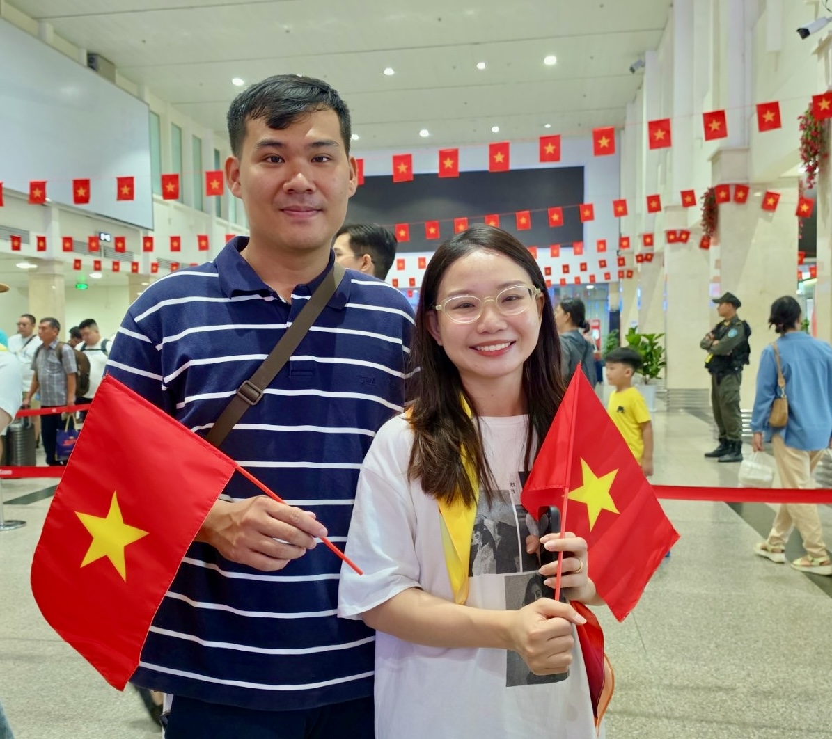 Gia đình chị Hường đang trên hành trình trở về Huế thăm người thân dịp lễ 30/4 và và Quốc tế Lao động 1/5. Chị chia sẻ: “Tôi rất ấn tượng với hình ảnh cờ đỏ sao vàng trên chuyến bay Vietjet dịp lễ này. Tự hào lắm Việt Nam ơi, cảm ơn Vietjet.”