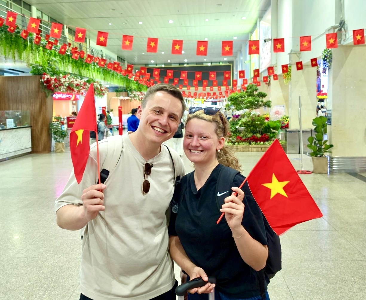 Cặp đôi Jana và Joshua đến từ Đức đang có chuyến du lịch tại Phú Quốc nhân dịp sinh nhật chia sẻ: “Rất ấn tượng với Vietjet, từ khu vực làm thủ tục, đến tàu bay và trên chuyến bay, tôi như được hoà mình vào không khí ngày hội của người dân, đất nước Việt Nam. Hình ảnh quốc kỳ Việt Nam cũng đẹp và ấn tượng với tôi, đây sẽ là một kỷ niệm không bao giờ quên được với tôi trong suốt hành trình này”.