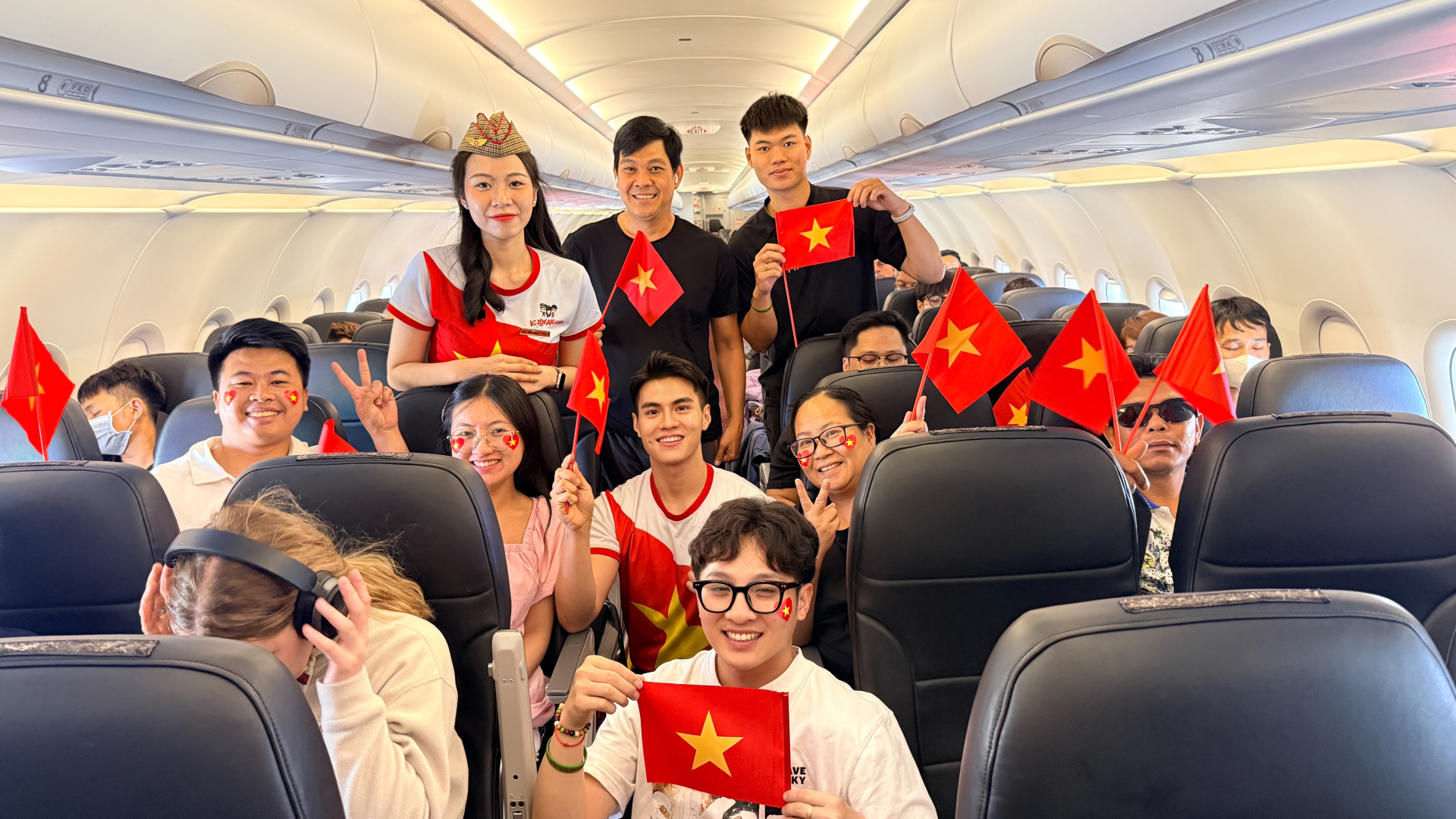 Trong dịp này, các tiếp viên hàng không Vietjet cũng đặc biệt xuất hiện với trang phục cờ đỏ sao vàng cách điệu, cùng giới thiệu bản sắc văn hóa Việt Nam, tình yêu và niềm tự hào với bạn bè quốc tế.