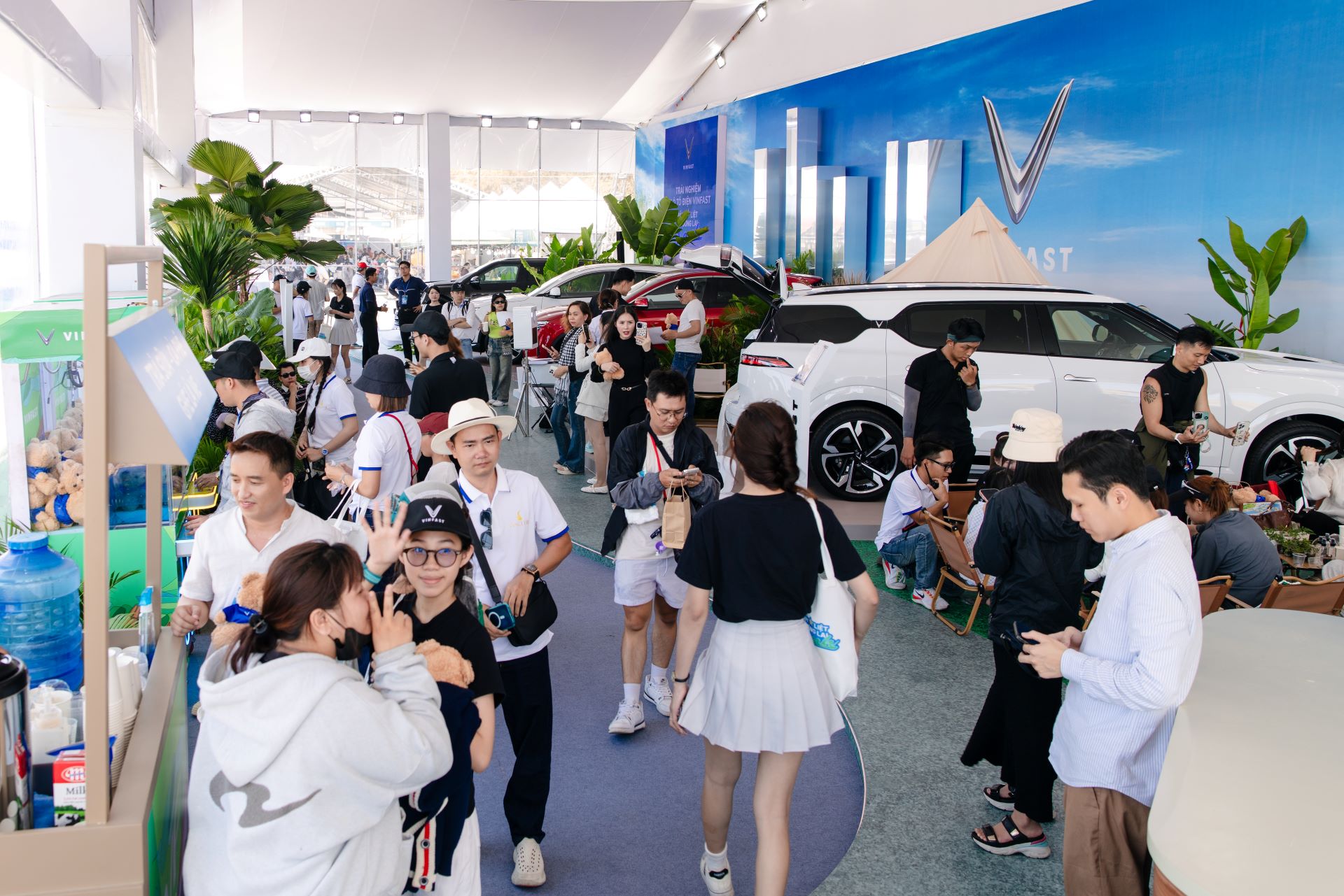 Gian hàng VinFast luôn tấp nập runner và du khách.