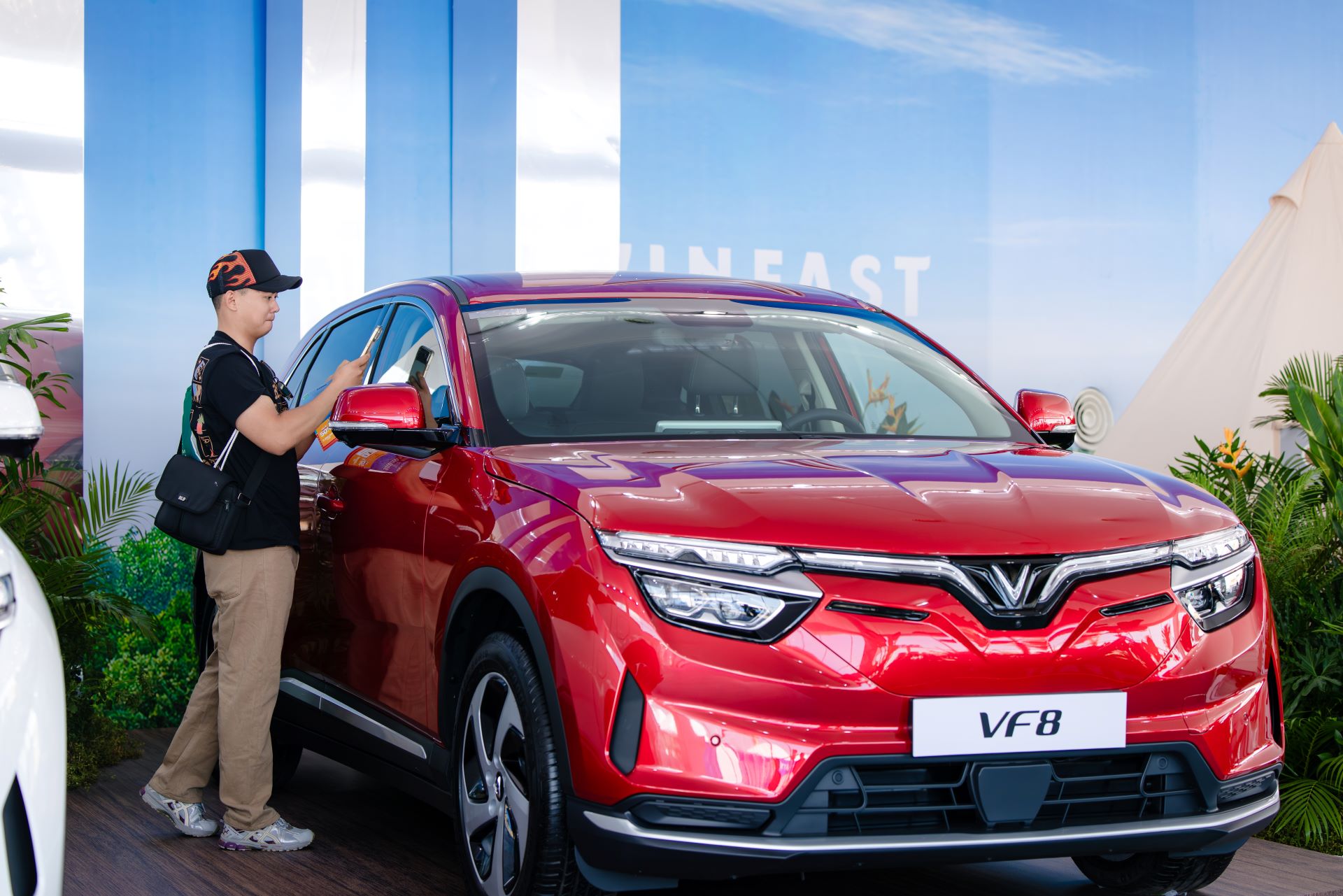 Anh Ngô Tấn Hậu tranh thủ trải nghiệm VF 8 và VF 9 trước khi giải chạy chính thức diễn ra.