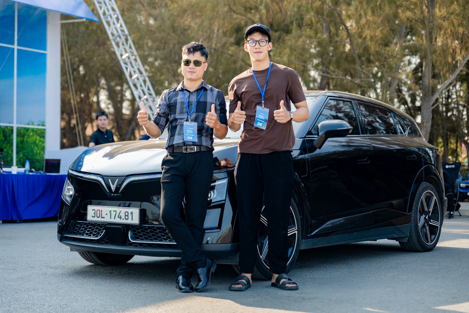 Anh Lê Trung Tín (áo nâu) cho biết sẽ cân nhắc VF 7 là mẫu xe đầu tiên.