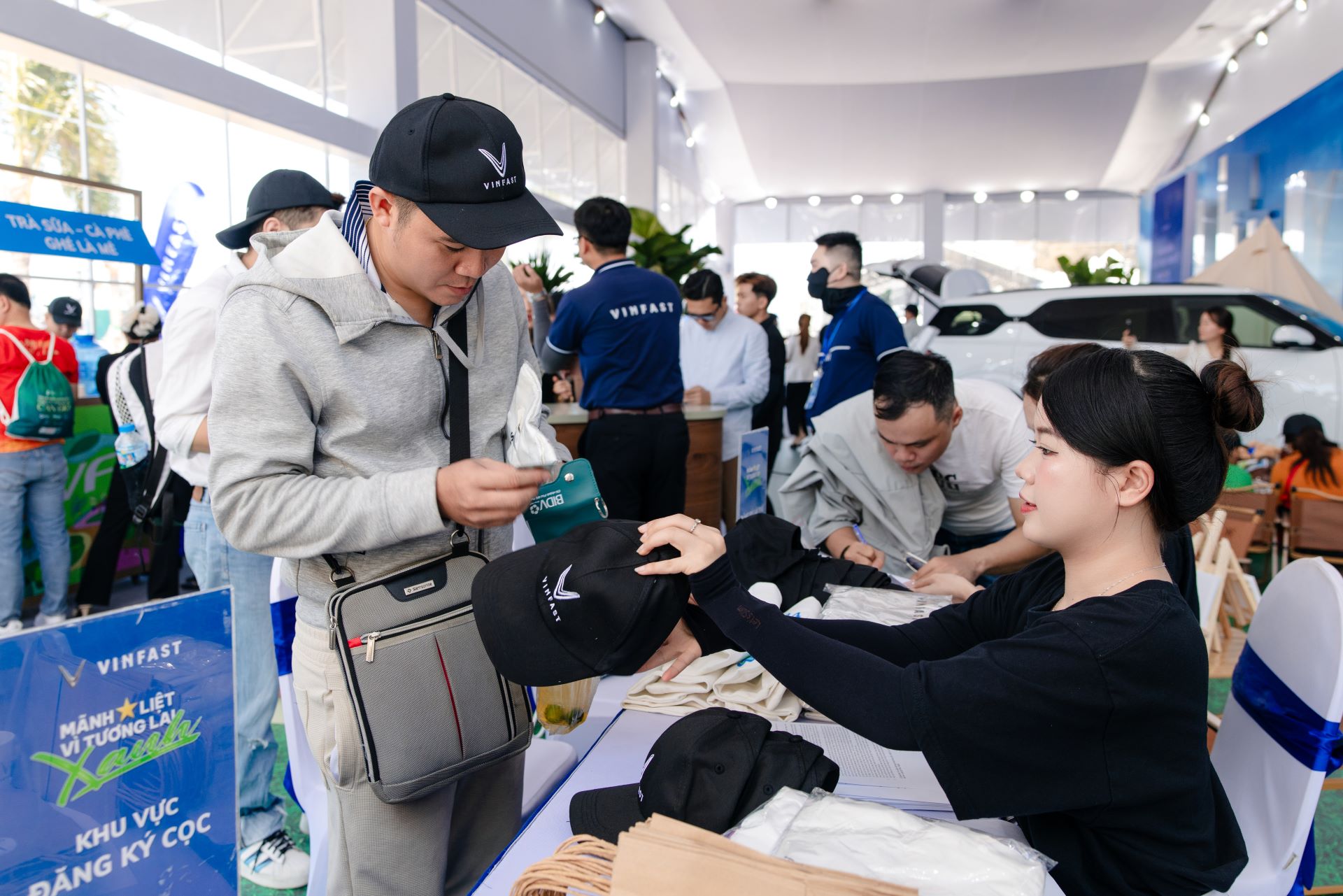 Khách hàng đăng ký lái thử xe điện VinFast được tặng nhiều phần quà hấp dẫn.