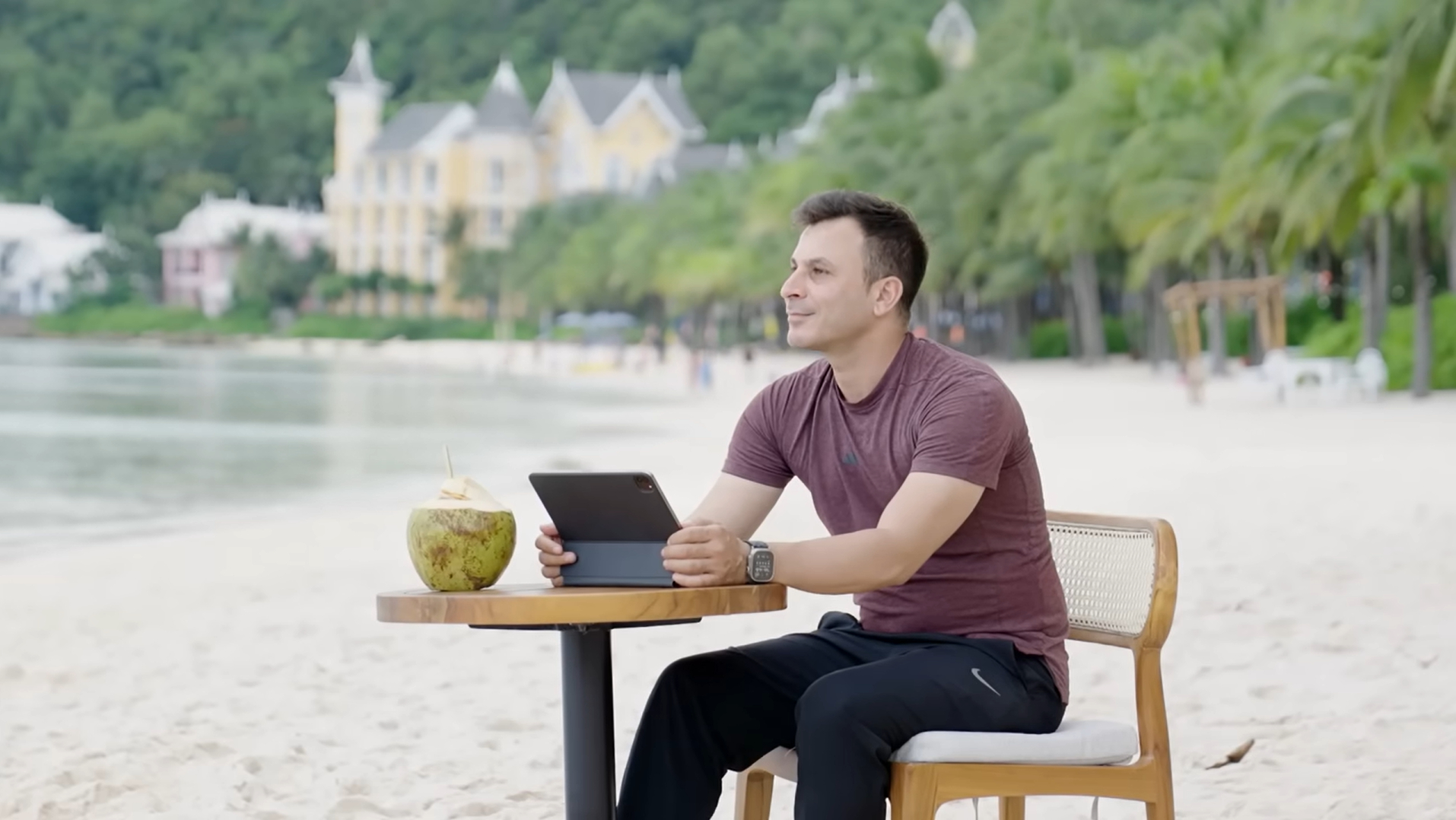 Từ một du khách, anh Fabl Belek đã trở thành công dân của đảo. Ảnh: Ánh Dương.