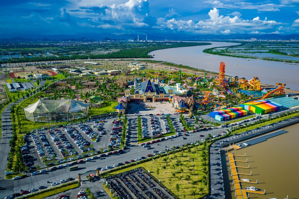 Trong bán kính vài phút di chuyển từ Isla Bella là hệ tiện ích khổng lồ với Vincom Mega Mall, VinWonders, sân golf và bến du thuyền.