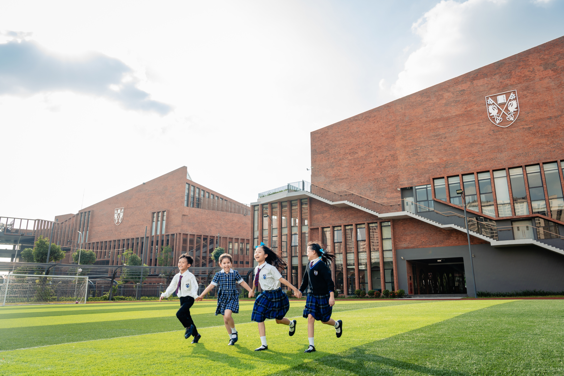 Kế thừa di sản giáo dục lâu đời gần 200 năm của hệ thống Brighton College tại Vương Quốc Anh, Nhà trường kết hợp hài hòa giữa những tiêu chuẩn học thuật xuất sắc với việc nuôi dưỡng sự tò mò và tư duy độc lập ở mỗi học sinh. Ảnh: Brighton College Vietnam