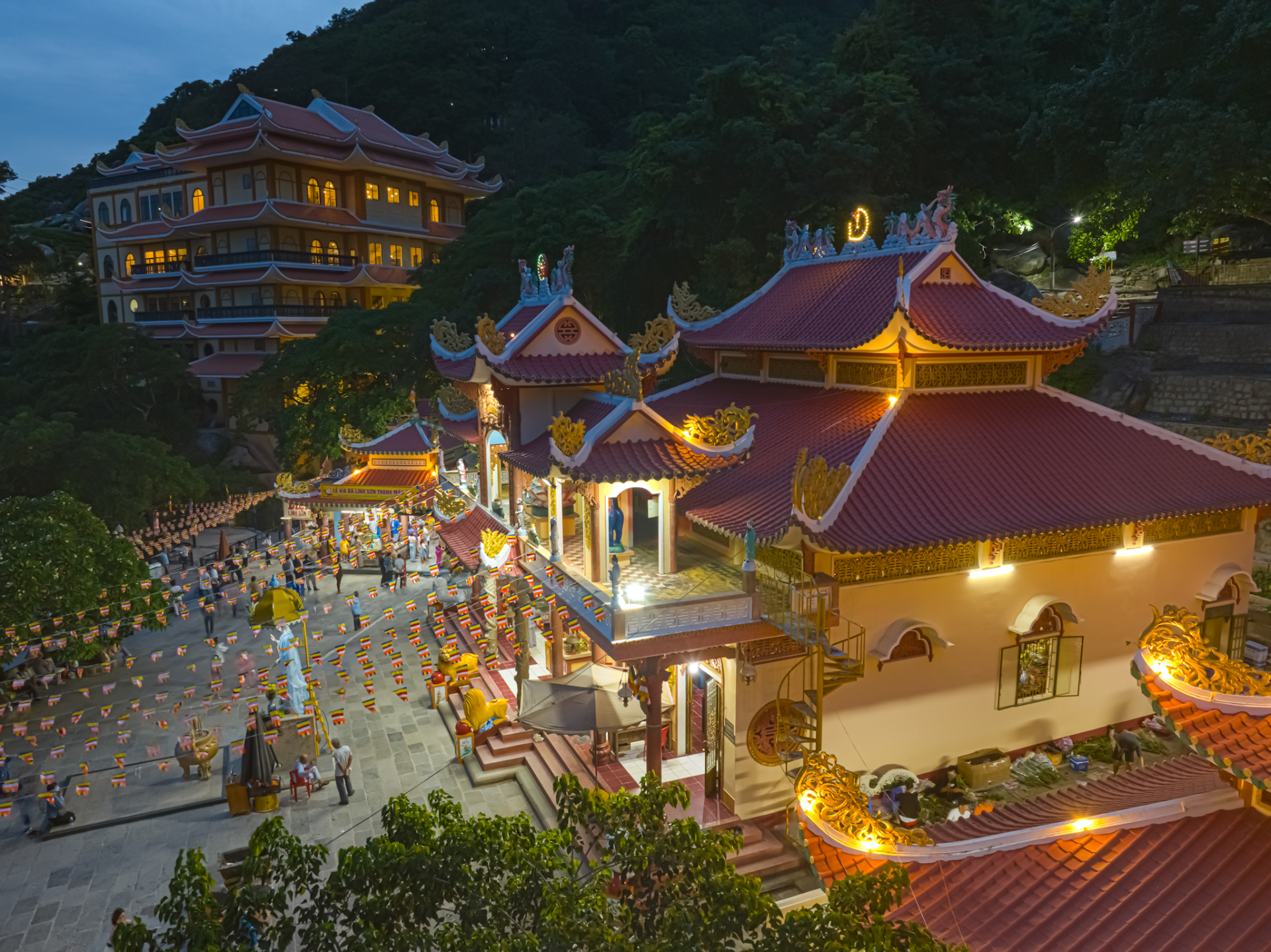Hệ thống chùa Bà tại núi Bà Đen là nơi thờ chính của Linh Sơn Thánh Mẫu.