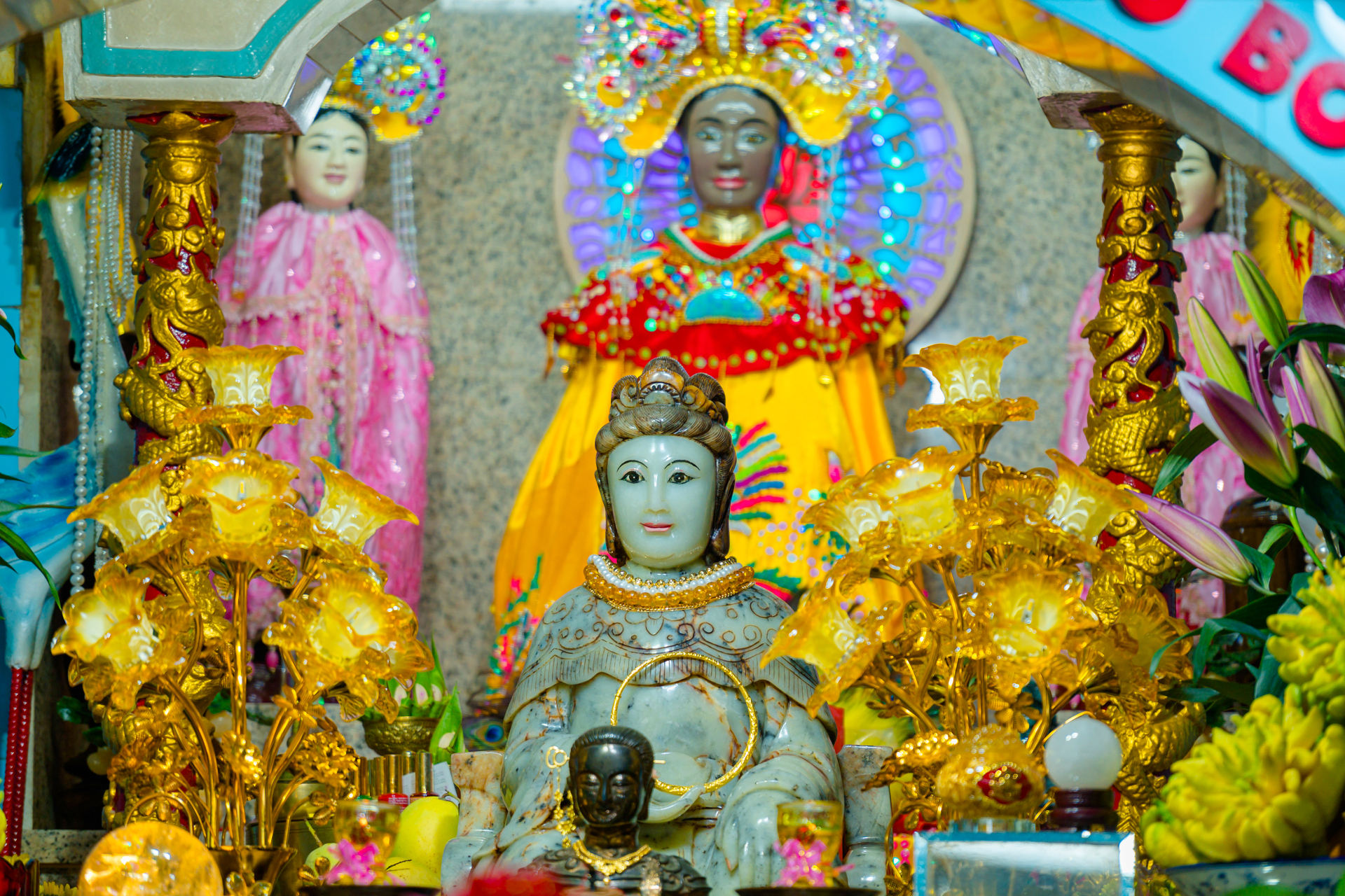 Tượng Linh Sơn Thánh Mẫu được thờ tại Điện Bà trên núi Bà Đen.