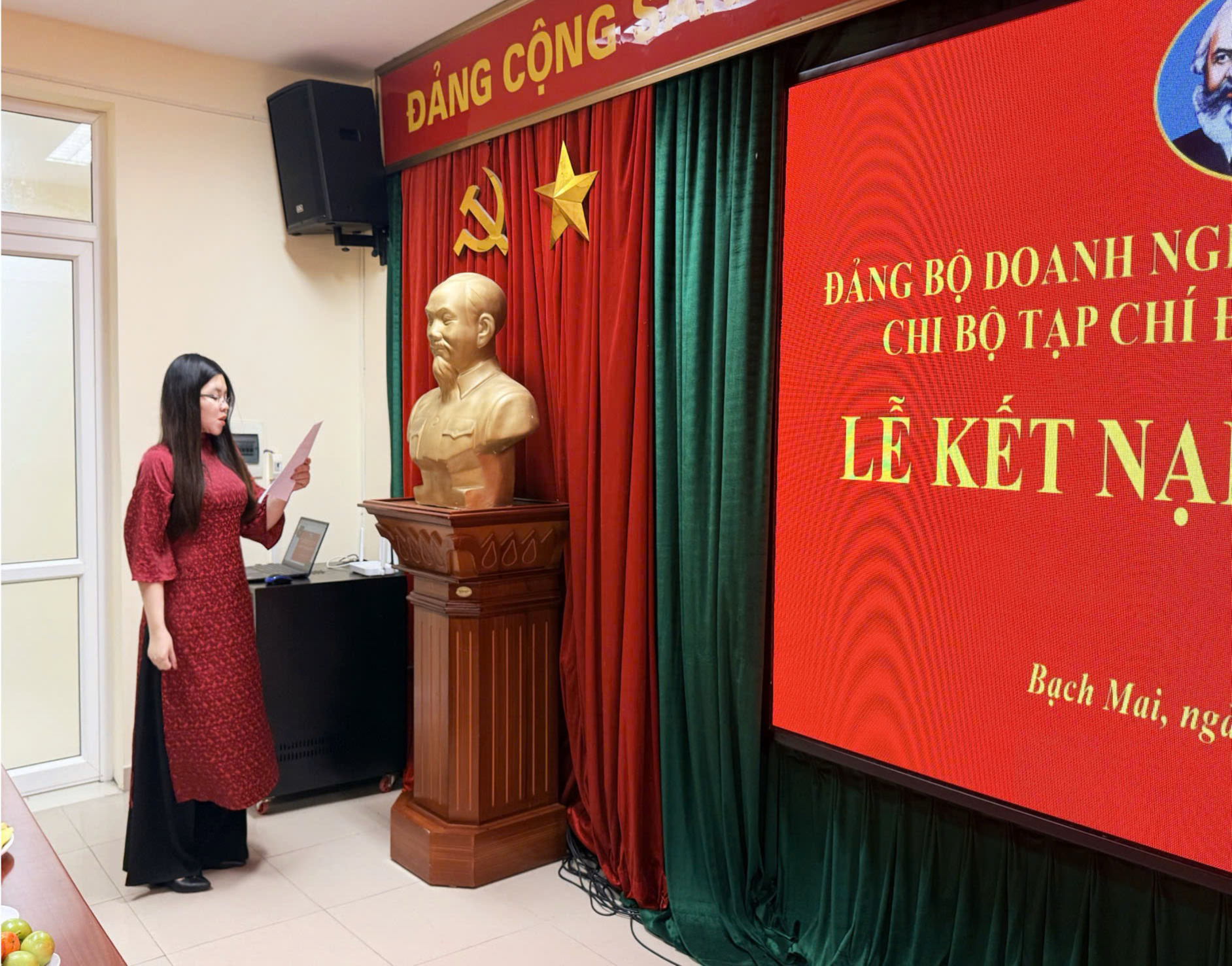 Đồng chí Nông Thị Oanh Tâm đọc lời tuyên thệ.