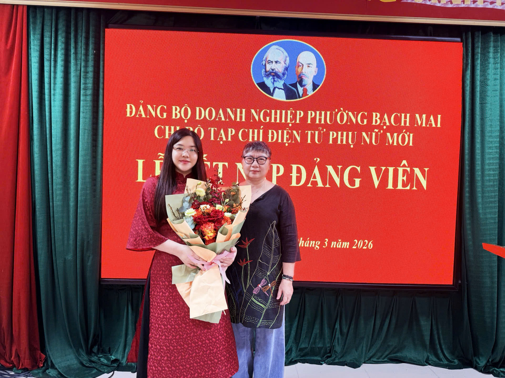Đồng chí Phạm Thanh Hà trao Quyết định kết nạp Đảng viên cho đồng chí Nông Thị Oanh Tâm.