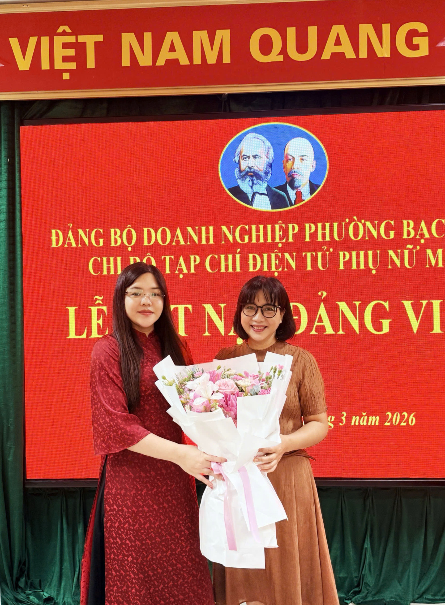 Đồng chí Chu Thị Thu Hằng, Phó Bí thư Chi bộ Tạp chí Điện tử Phụ nữ Mới, Tổng Biên tập Tạp chí Phụ nữ Mới tặng hoa Đảng viên mới.