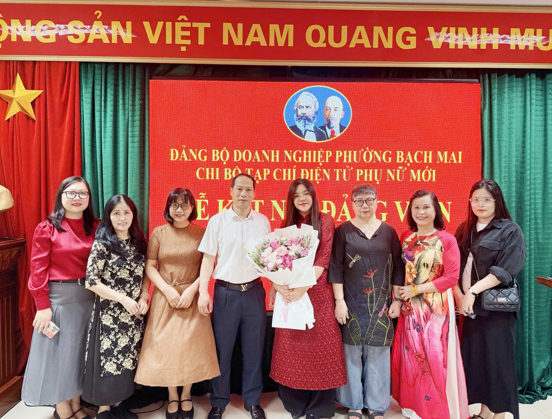 Các Đảng viên Chi bộ Tạp chí Điện tử Phụ nữ Mới tặng hoa, chúc mừng đồng chí Nông Thị Oanh Tâm.