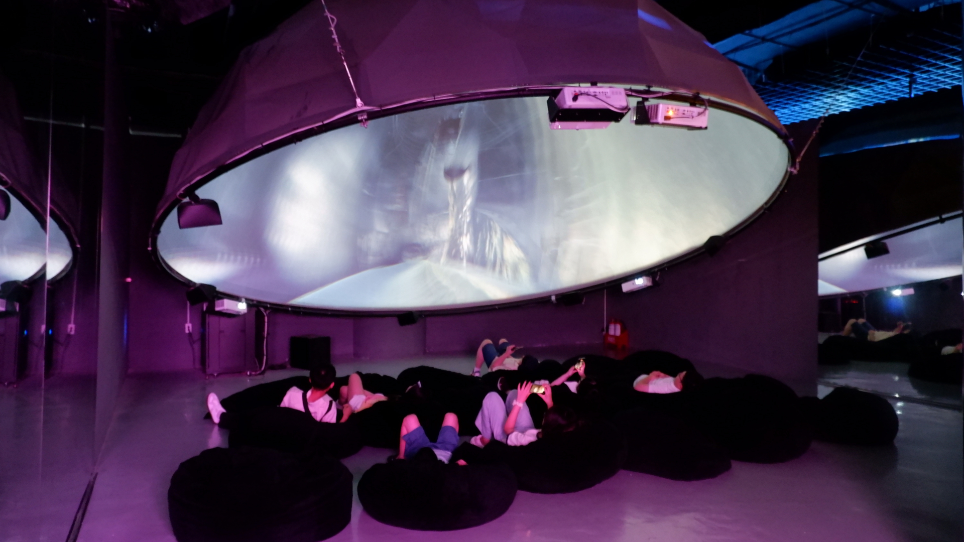 Không gian của X Space Immersive, nơi khán giả được trải nghiệm 5 câu chuyện Việt: Con Rồng Cháu Tiên, Sự tích Dưa hấu, Thánh Gióng, Sơn Tinh - Thủy Tinh và Sự tích Trầu cau.