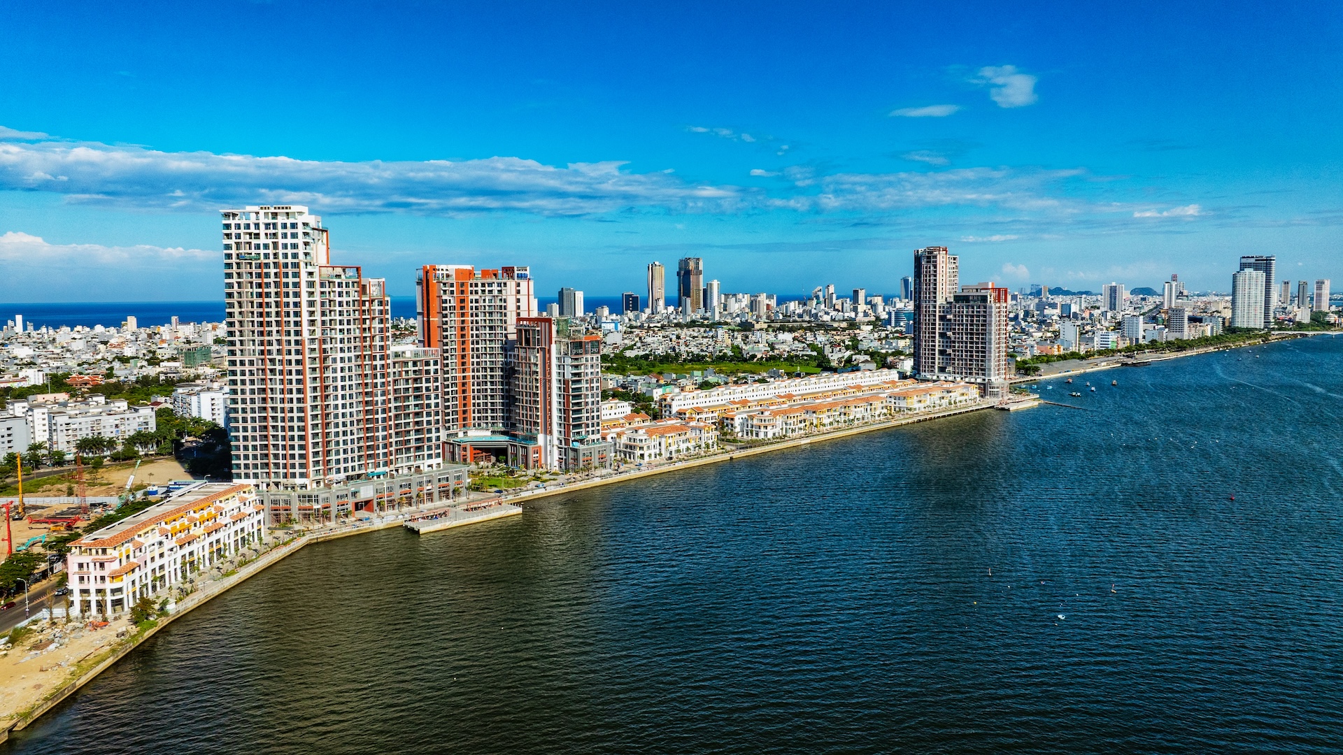 Tổ hợp Sun Symphony Residence chiếm lĩnh vị trí trung tâm hiếm hoi soi bóng sông Hàn. Ảnh: Ánh Dương.