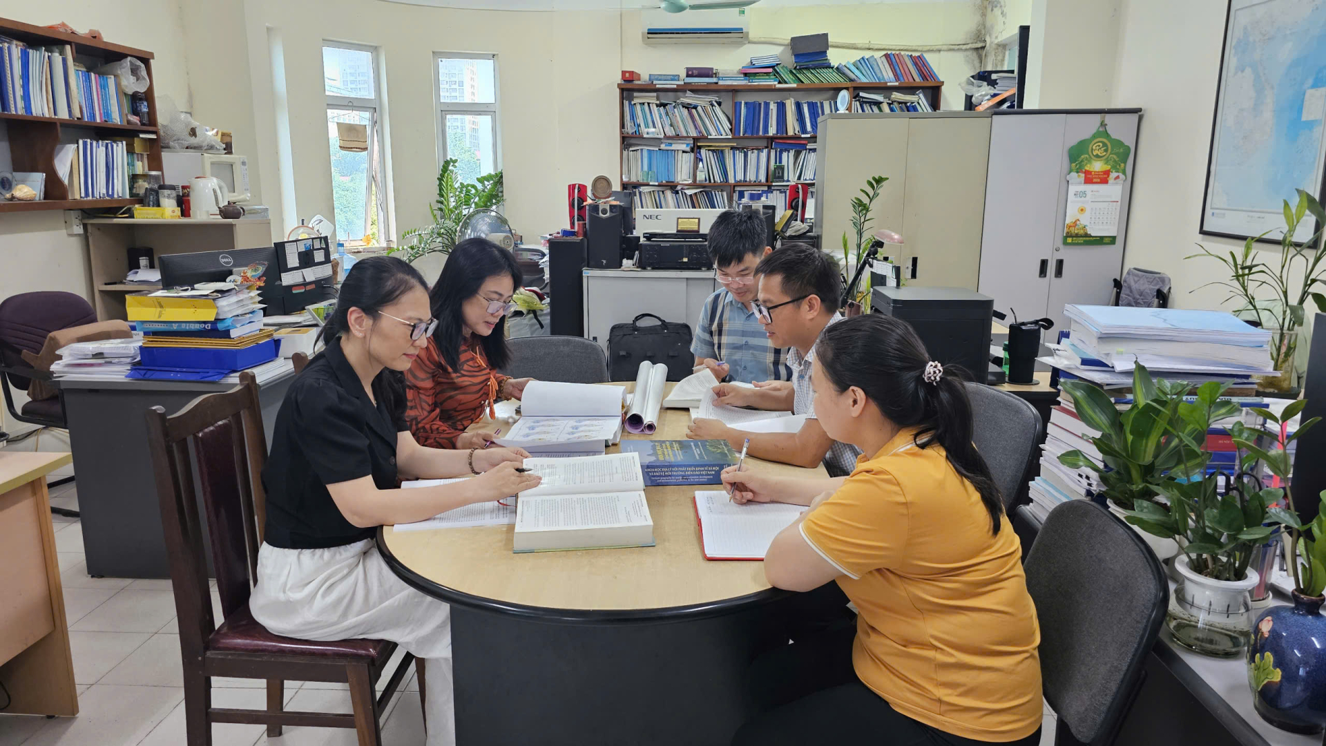 PGS.TS. Phan Thị Thanh Hằng (thứ hai từ bên trái) trao đổi cùng nhóm nghiên cứu.