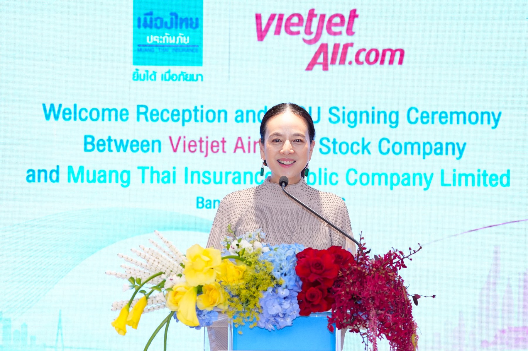 Bà Nualphan Lamsam (Madam Pang), CEO Muang Thai Insurance đồng thời là Chủ tịch Liên đoàn Bóng đá Thái Lan (FAT) chia sẻ tại lễ ký kết.