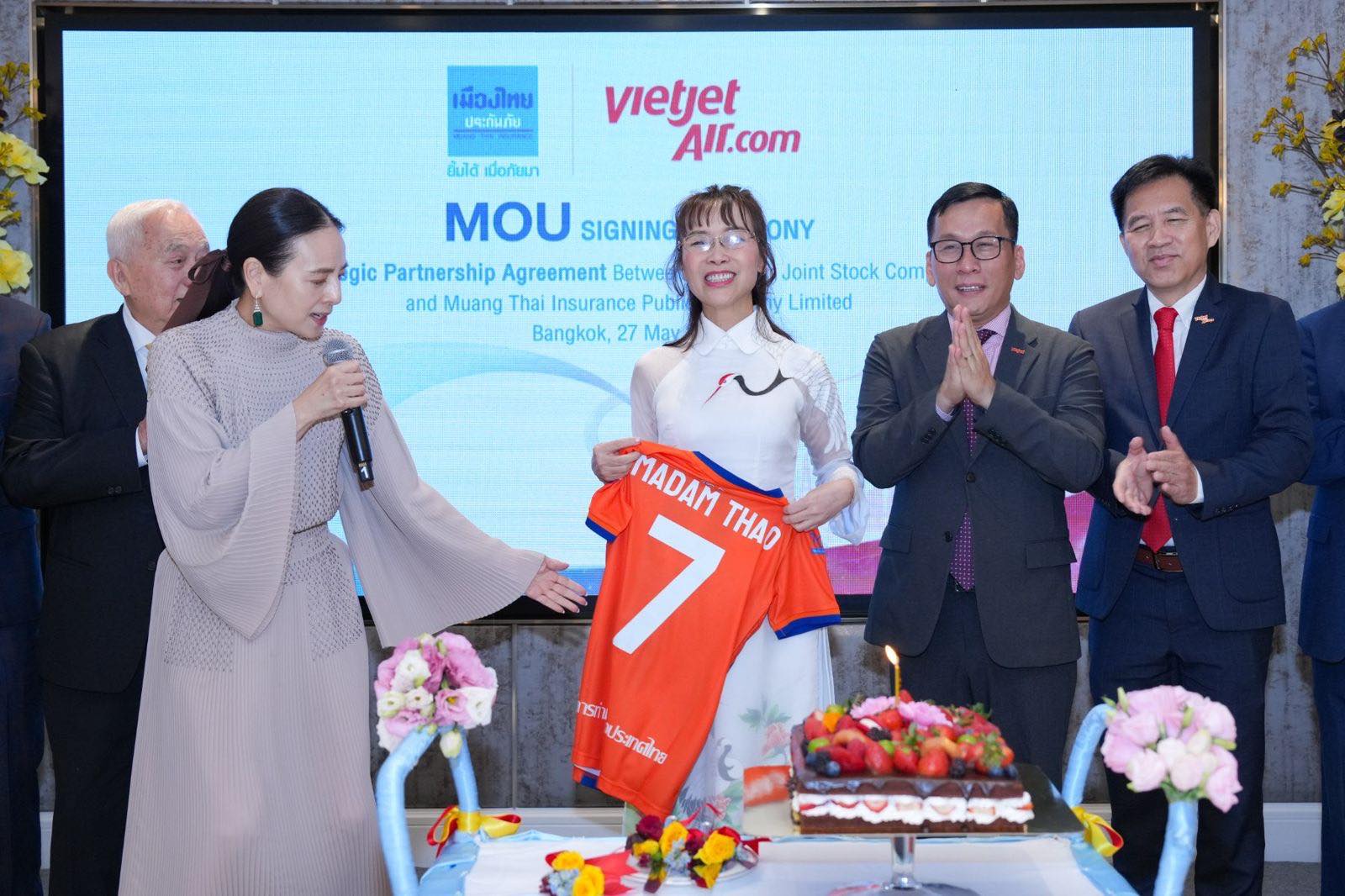 Madam Pang trao tặng áo đấu cho Tiến sĩ Nguyễn Thị Phương Thảo.
