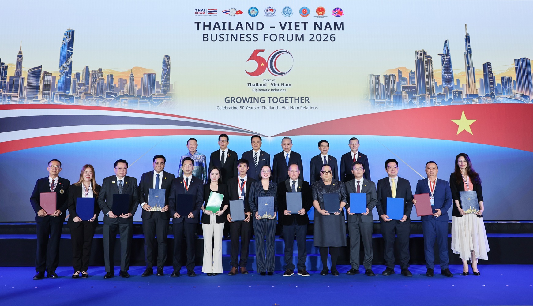 Đại diện Vinpearl và các đối tác du lịch hàng đầu Thái Lan ký kết biên bản ghi nhớ hợp tác chiến lược, dưới sự chứng kiến của Tổng Bí thư, Chủ tịch nước Tô Lâm và Thủ tướng Thái Lan Anutin Charnvirakul.
